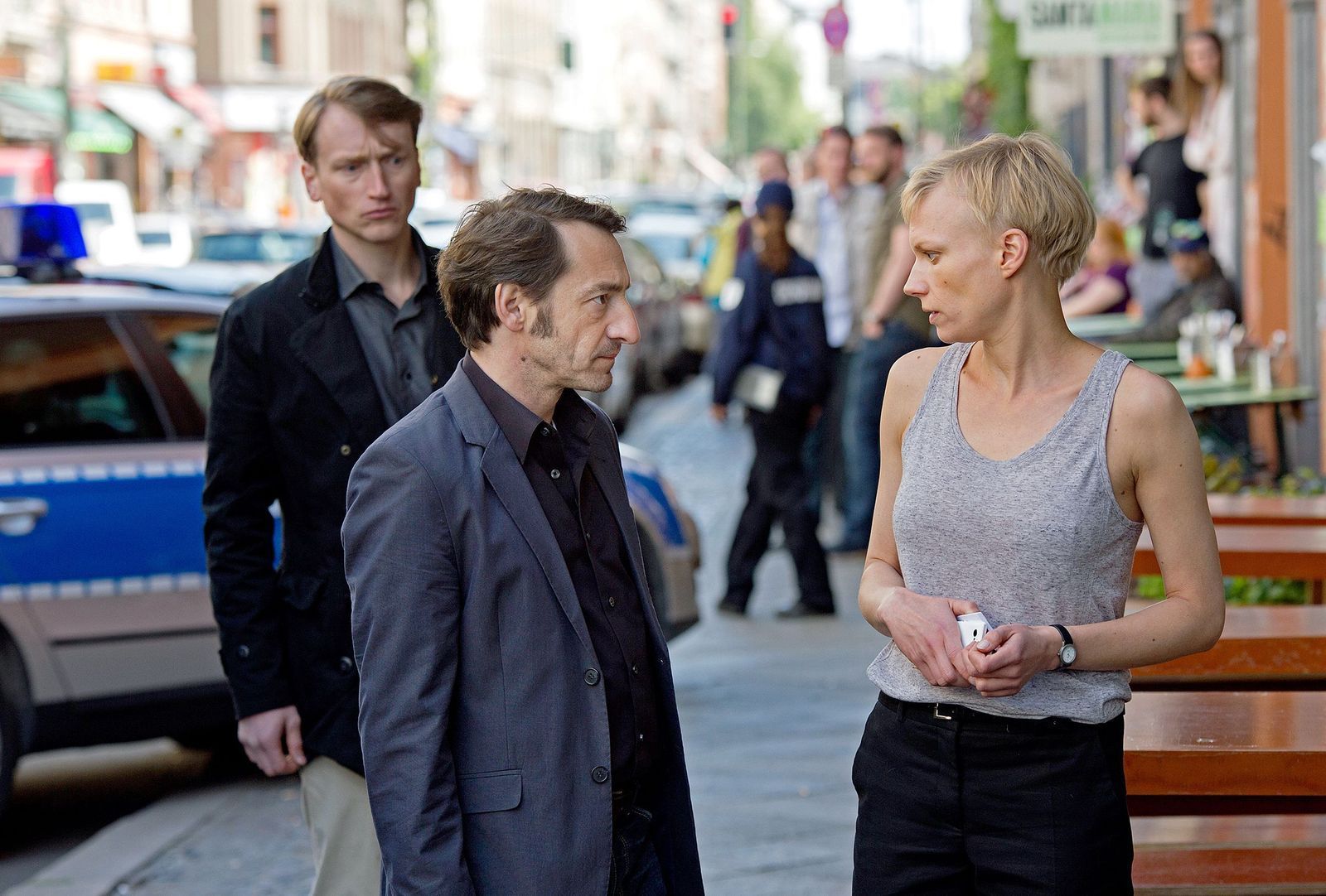 Der bislang letzte Auftritt von Boris Aljinovic (Mitte) als Felix Stark: Im November 2014 lief sein 31. „Tatort“-Fall. Am Ende wird er angeschossen. Ob er überlebte? Damals lautete die Antwrt auf die Frage wie der Titel der Episode: „Vielleicht“. (Bild: rbb / Frédéric Batier)