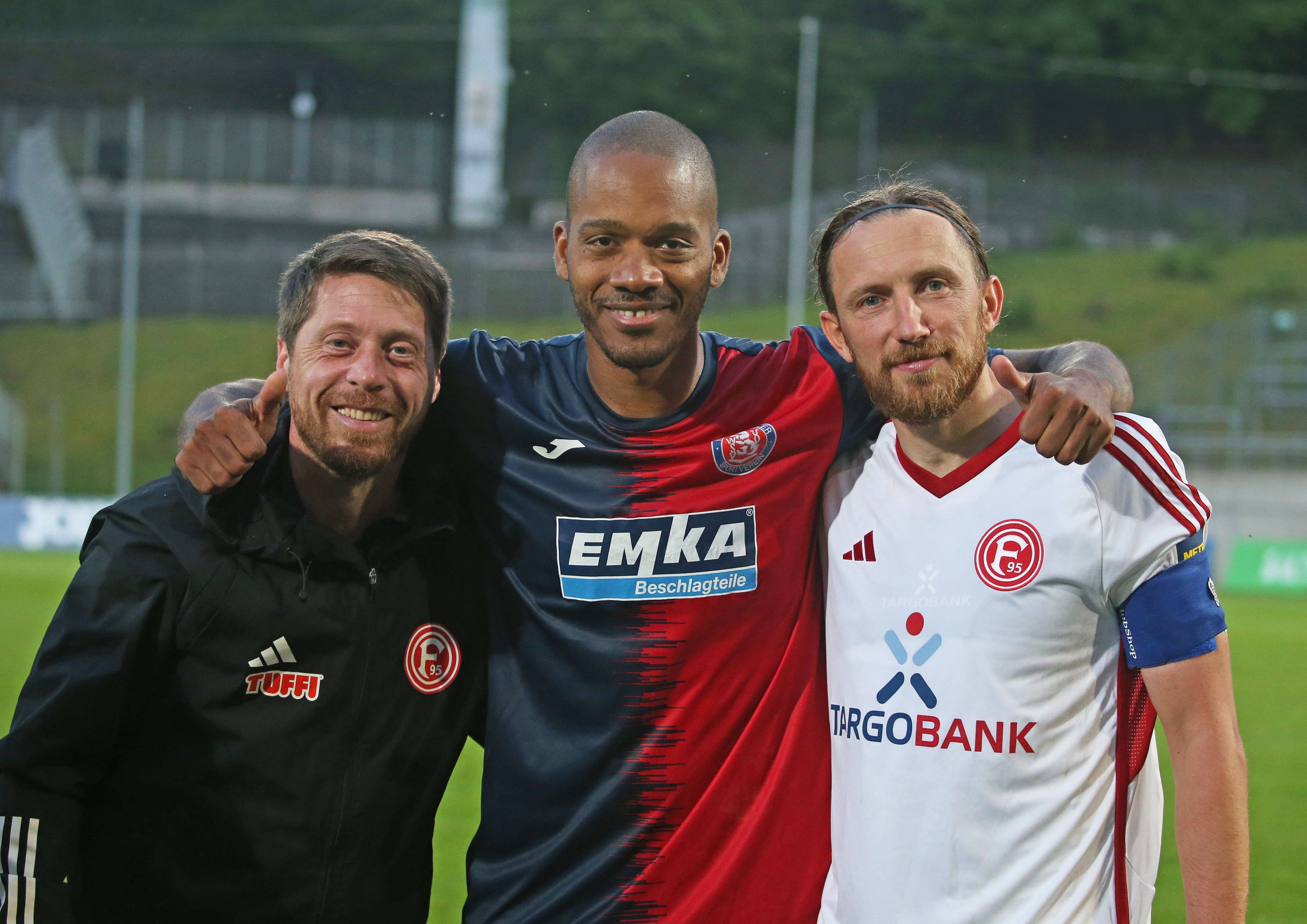 Andreas Lambertz, Charlison Benschop und Adam Bodzek nach einem Fußballspiel.