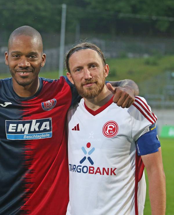 Andreas Lambertz, Charlison Benschop und Adam Bodzek nach einem Fußballspiel.