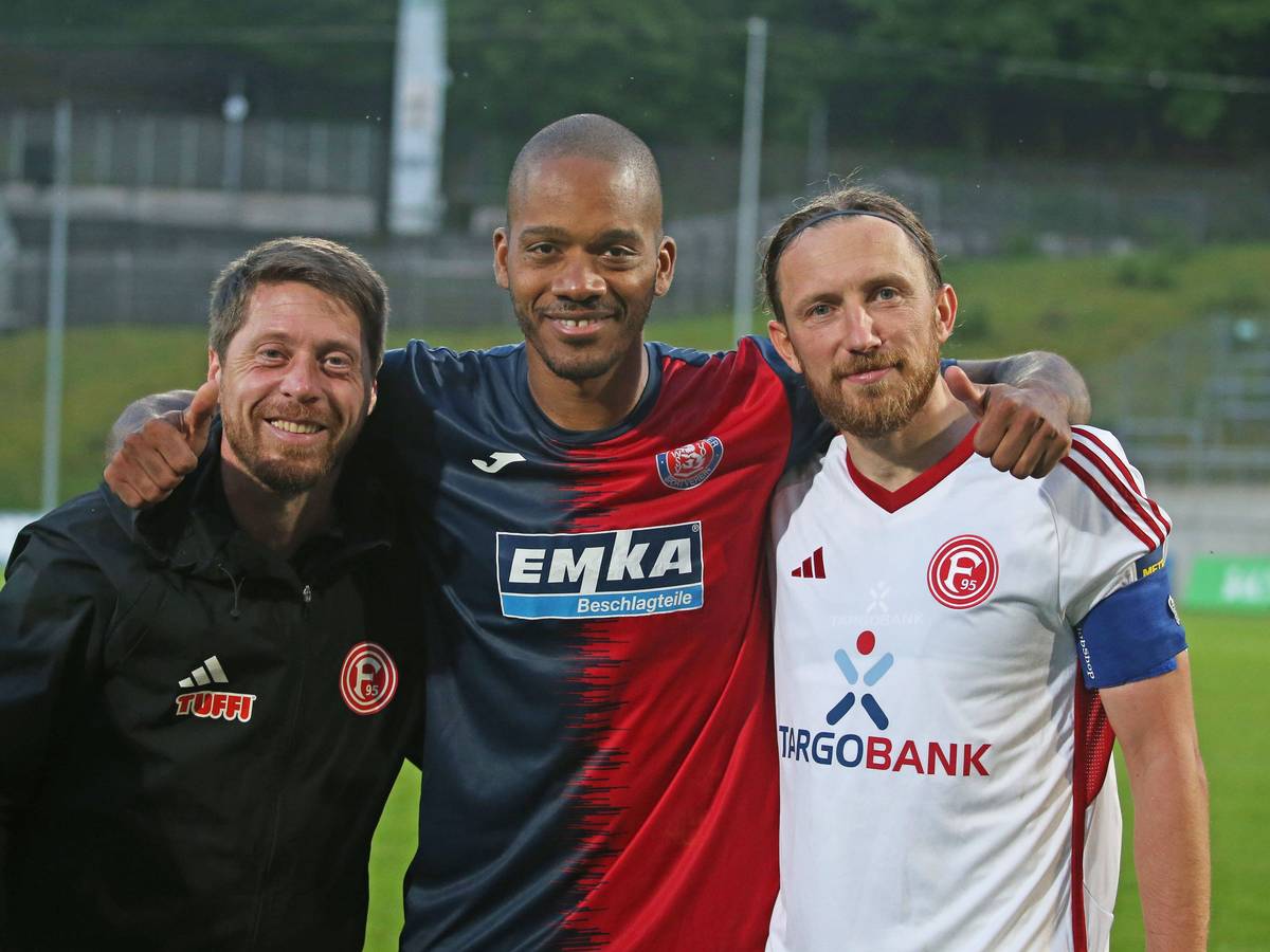 Andreas Lambertz, Charlison Benschop und Adam Bodzek nach einem Fußballspiel.