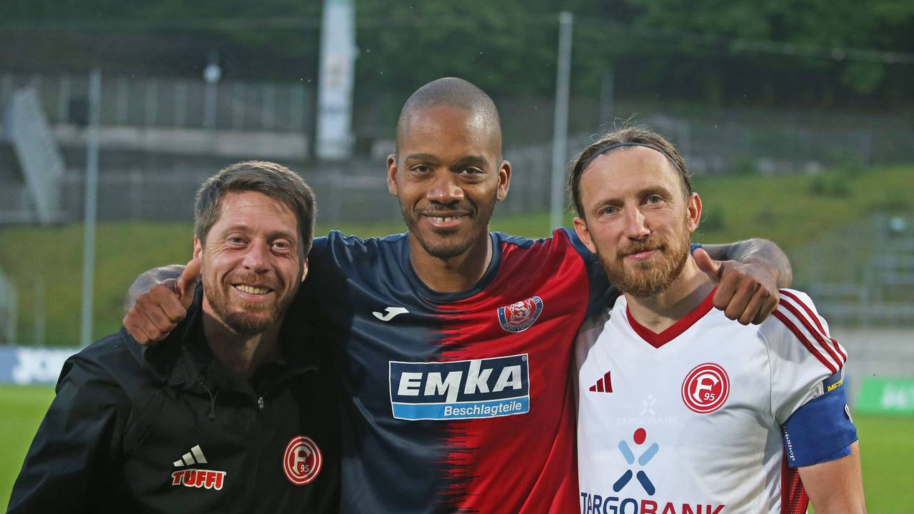 Andreas Lambertz, Charlison Benschop und Adam Bodzek nach einem Fußballspiel.