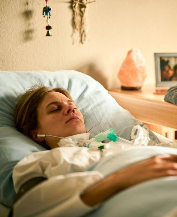 Clara (Alicia von Rittberg, links) liegt seit einem Skiunfall vor zwei Jahren im Koma. Ihre jüngere Schwester Emilia (Luna Jordan) würde in der Serie „Wake up“ alles dafür tun, um sie ins Leben zurückzuholen. (Bild: ZDF und Tatjana Vdovenko)