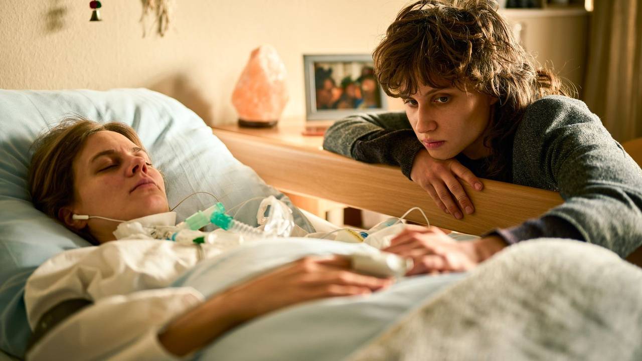 Clara (Alicia von Rittberg, links) liegt seit einem Skiunfall vor zwei Jahren im Koma. Ihre jüngere Schwester Emilia (Luna Jordan) würde in der Serie „Wake up“ alles dafür tun, um sie ins Leben zurückzuholen. (Bild: ZDF und Tatjana Vdovenko)