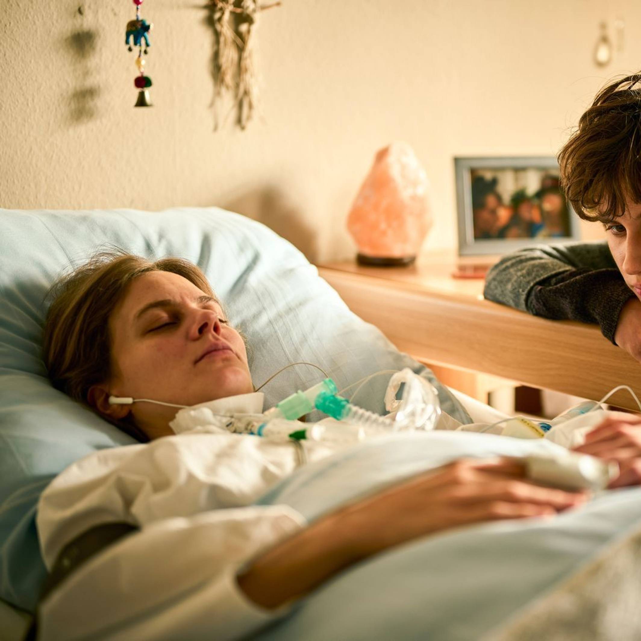 Clara (Alicia von Rittberg, links) liegt seit einem Skiunfall vor zwei Jahren im Koma. Ihre jüngere Schwester Emilia (Luna Jordan) würde in der Serie „Wake up“ alles dafür tun, um sie ins Leben zurückzuholen. (Bild: ZDF und Tatjana Vdovenko)
