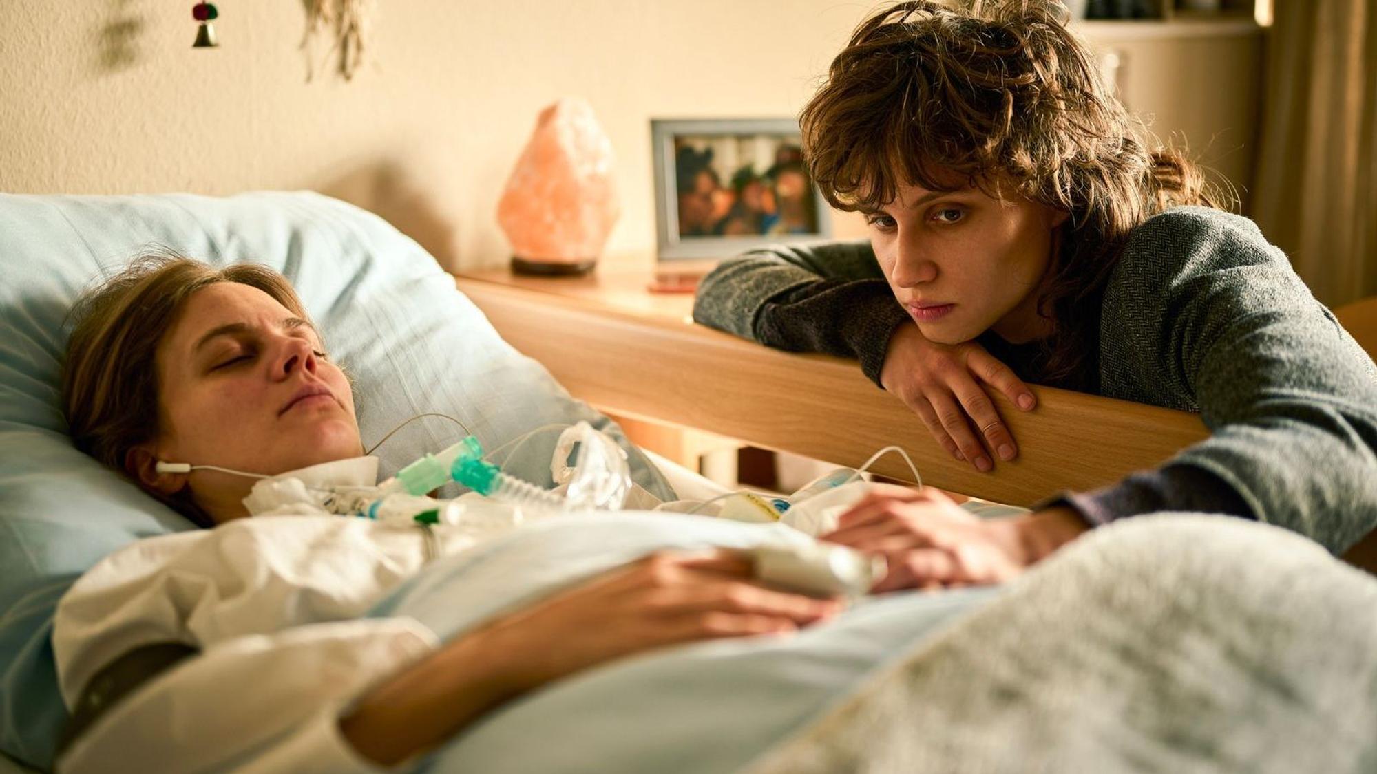 Clara (Alicia von Rittberg, links) liegt seit einem Skiunfall vor zwei Jahren im Koma. Ihre jüngere Schwester Emilia (Luna Jordan) würde in der Serie „Wake up“ alles dafür tun, um sie ins Leben zurückzuholen. (Bild: ZDF und Tatjana Vdovenko)