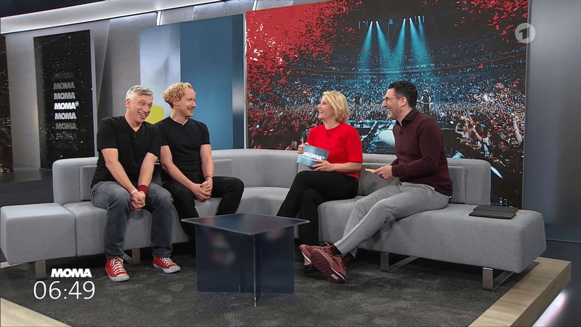 Kasalla-Sänger Bastian Campmann (ganz links) und Gitarrist Flo Peil (rechts daneben) sind zu Gast im ARD-Morgenmagazin.