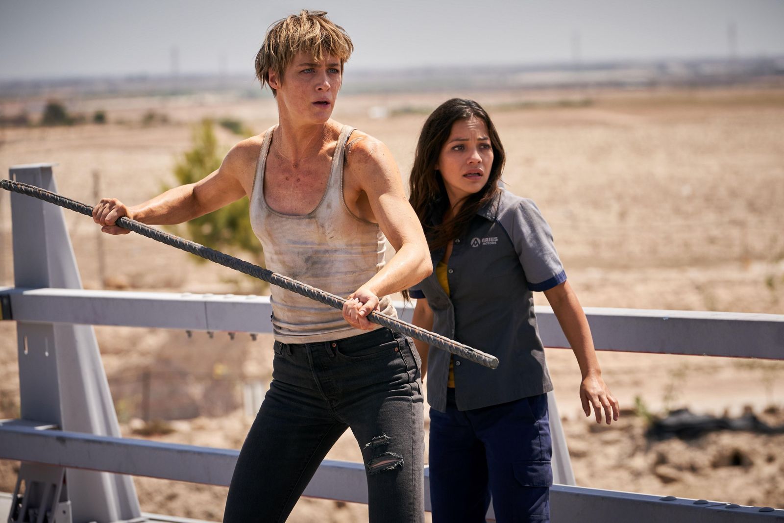 Das normale Leben von Dani Ramos (Natalia Reyes, rechts) mit ändert sich von einem Augenblick zum nächsten. Grace (Mackenzie Davis) kommt aus der Zukunft, um sie zu beschützen.  (Bild: 2019 Skydance Productions, LLC, Paramount Pictures Corporation and Twentieth Century Fox Film Corporation. All rights reserved. / Kerry Brown)