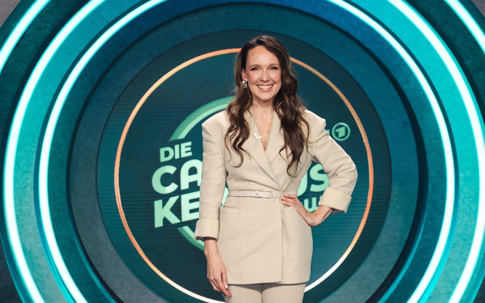 Neue Folgen von „Die Carolin Kebekus Show“ mit der gleichnamigen Moderatorin gibt es ab Donnerstag, 22. Oktober, wöchentlich, um 23.35 Uhr, im Ersten.  (Bild: WDR/Ben Knabe)
