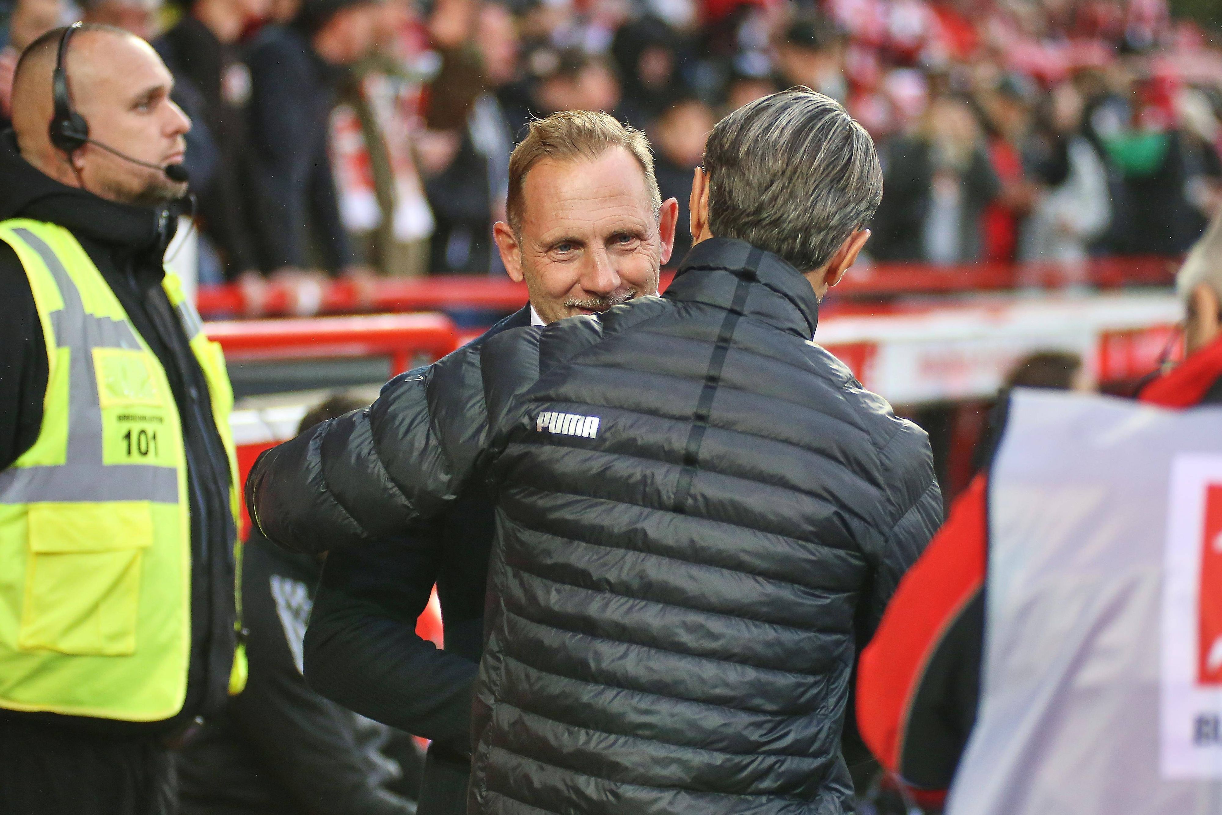 Mauro Lustrinelli und Niko Kovac begrüßen sich.