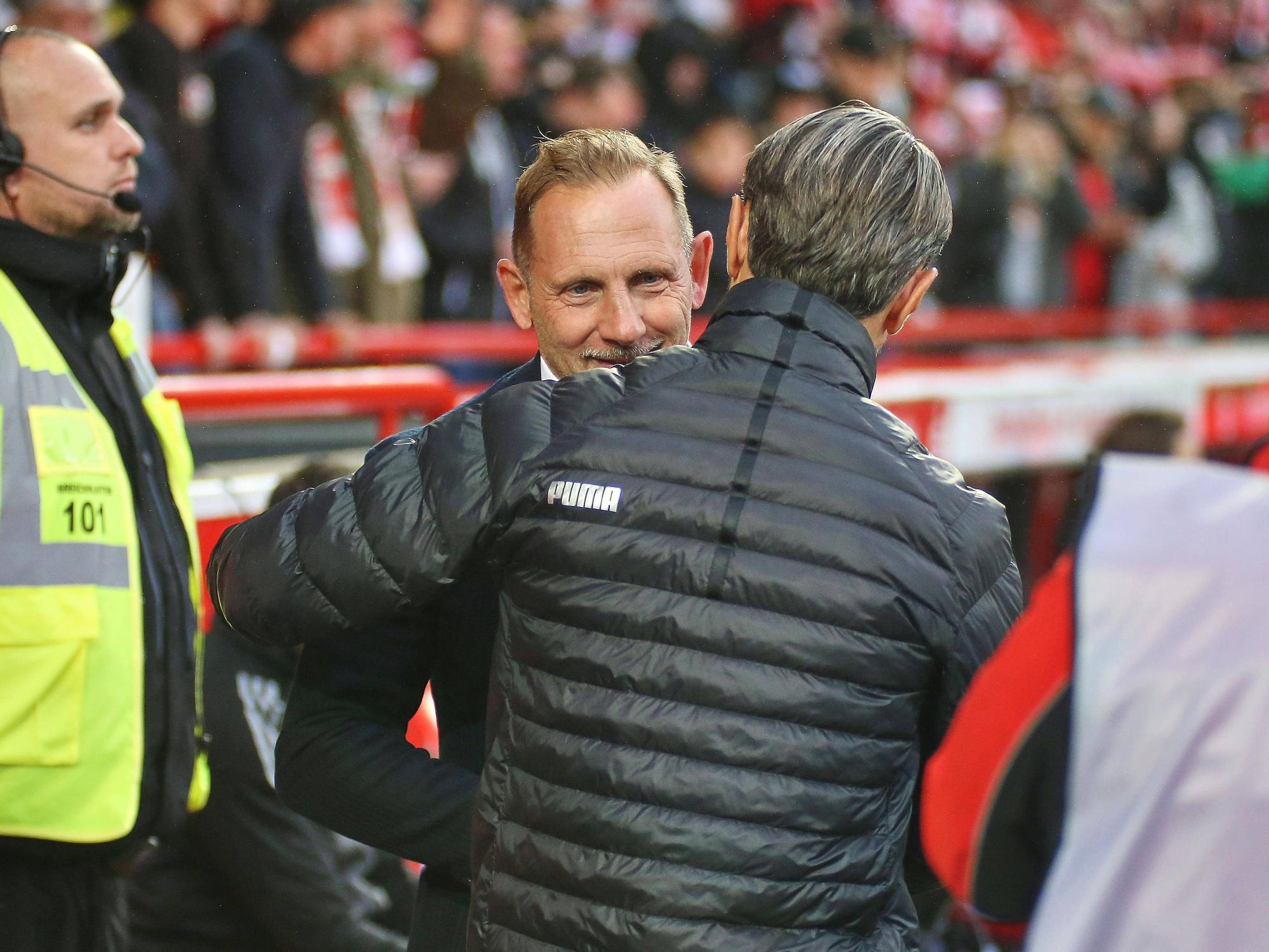 Mauro Lustrinelli und Niko Kovac begrüßen sich.