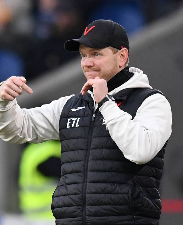 Anweisungen am Spielfeldrand von Viktoria-Trainer Marian Wilhelm.