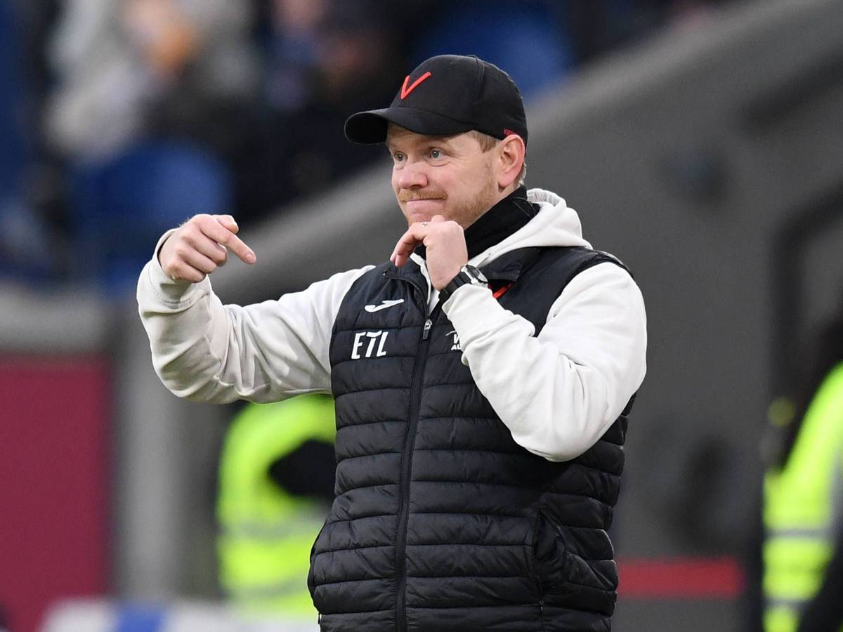 Anweisungen am Spielfeldrand von Viktoria-Trainer Marian Wilhelm.