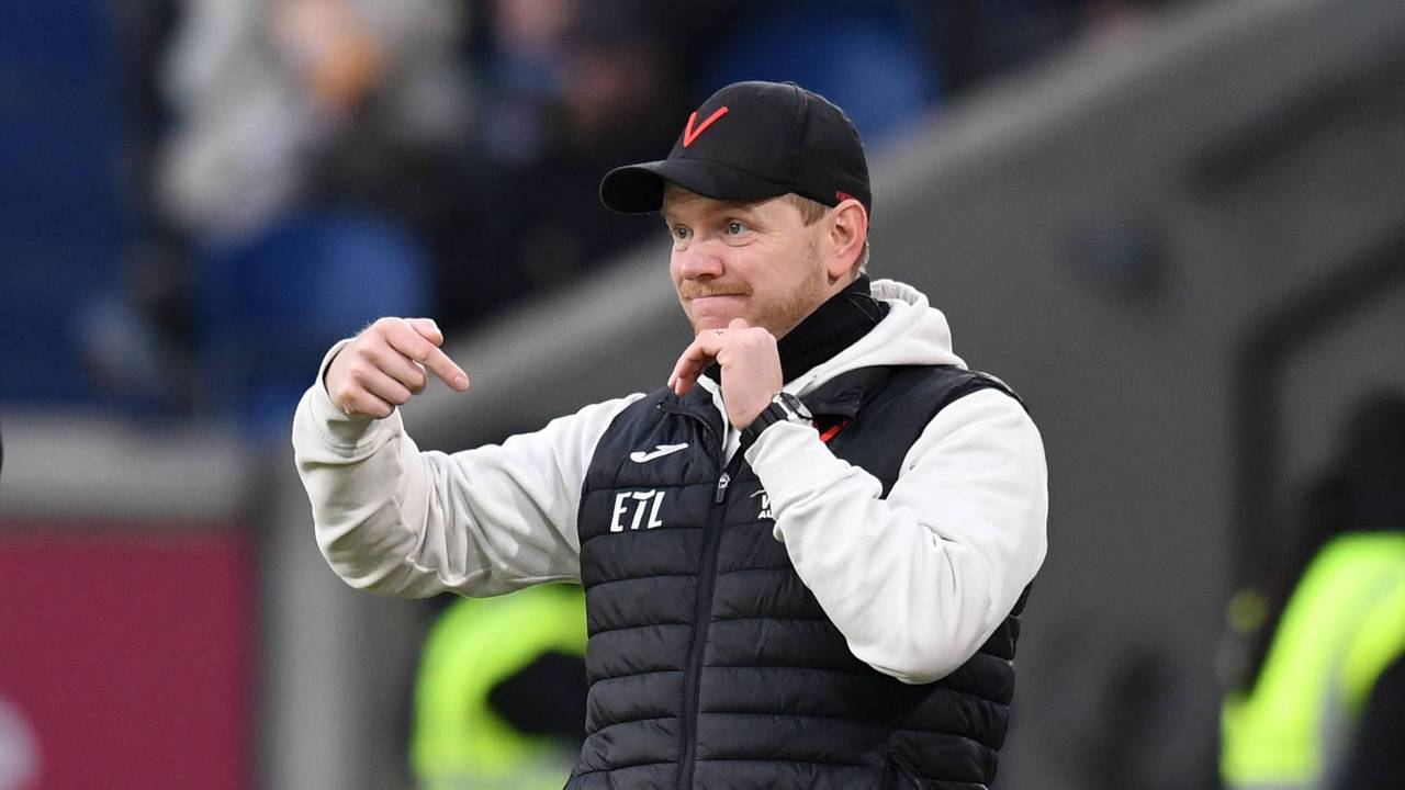 Anweisungen am Spielfeldrand von Viktoria-Trainer Marian Wilhelm.