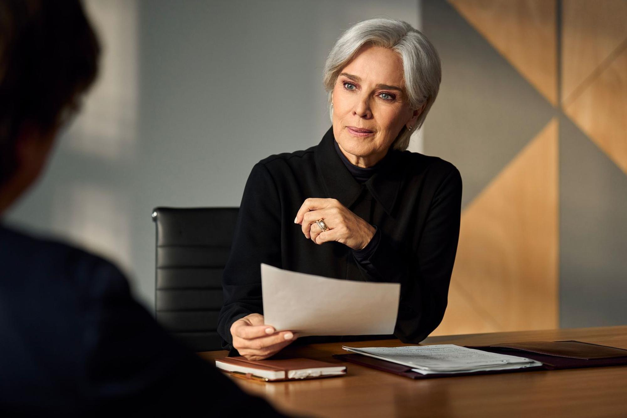 Die CEO von Nanomine, Josephine Nansen (Désirée Nosbusch), leitet ihr Unternehmen, das an neuen medizinischen Möglichkeiten tüftelt, knallhart. (Bild: ZDF und Frank Dicks)