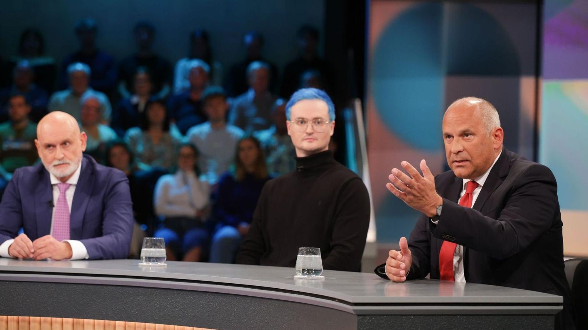 „Wir müssen den Staat schlanker machen“, sprang der hessische Innenminister Roman Poseck (rechts) dbb-Chef Volker Geyer (links) bei. (Bild: WDR / Dirk Borm)