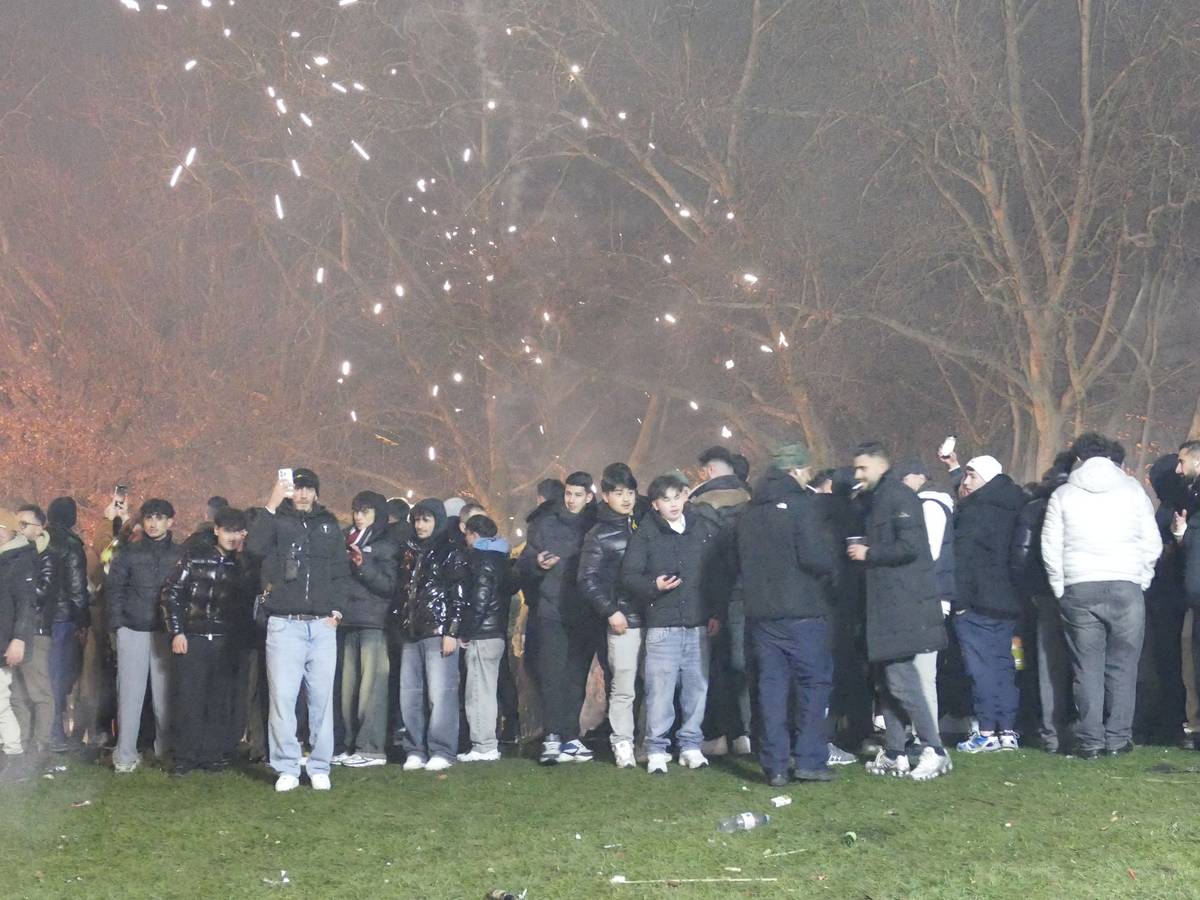 Menschen stehen in der Silvesternacht 2025 am überfüllten linken Rheinufer.