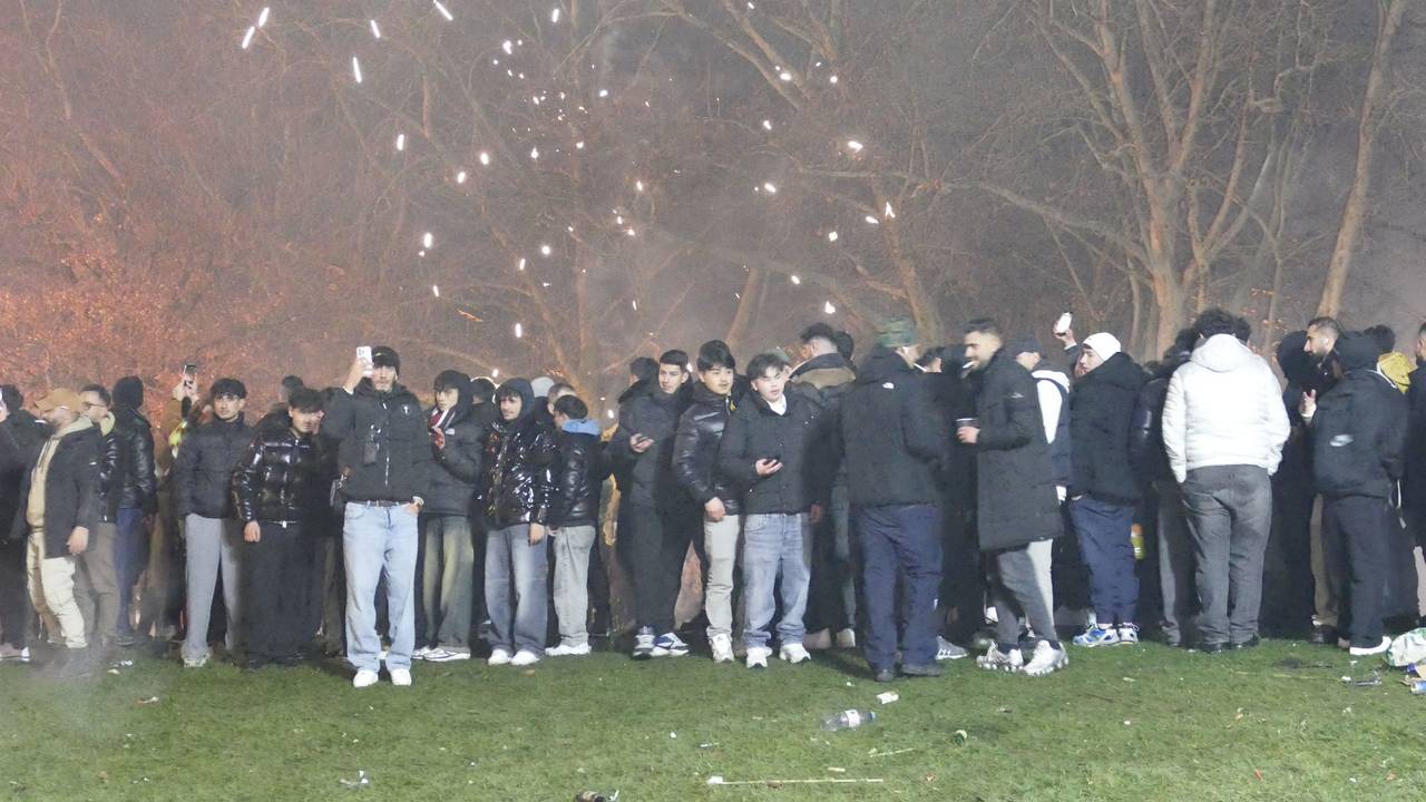 Menschen stehen in der Silvesternacht 2025 am überfüllten linken Rheinufer.