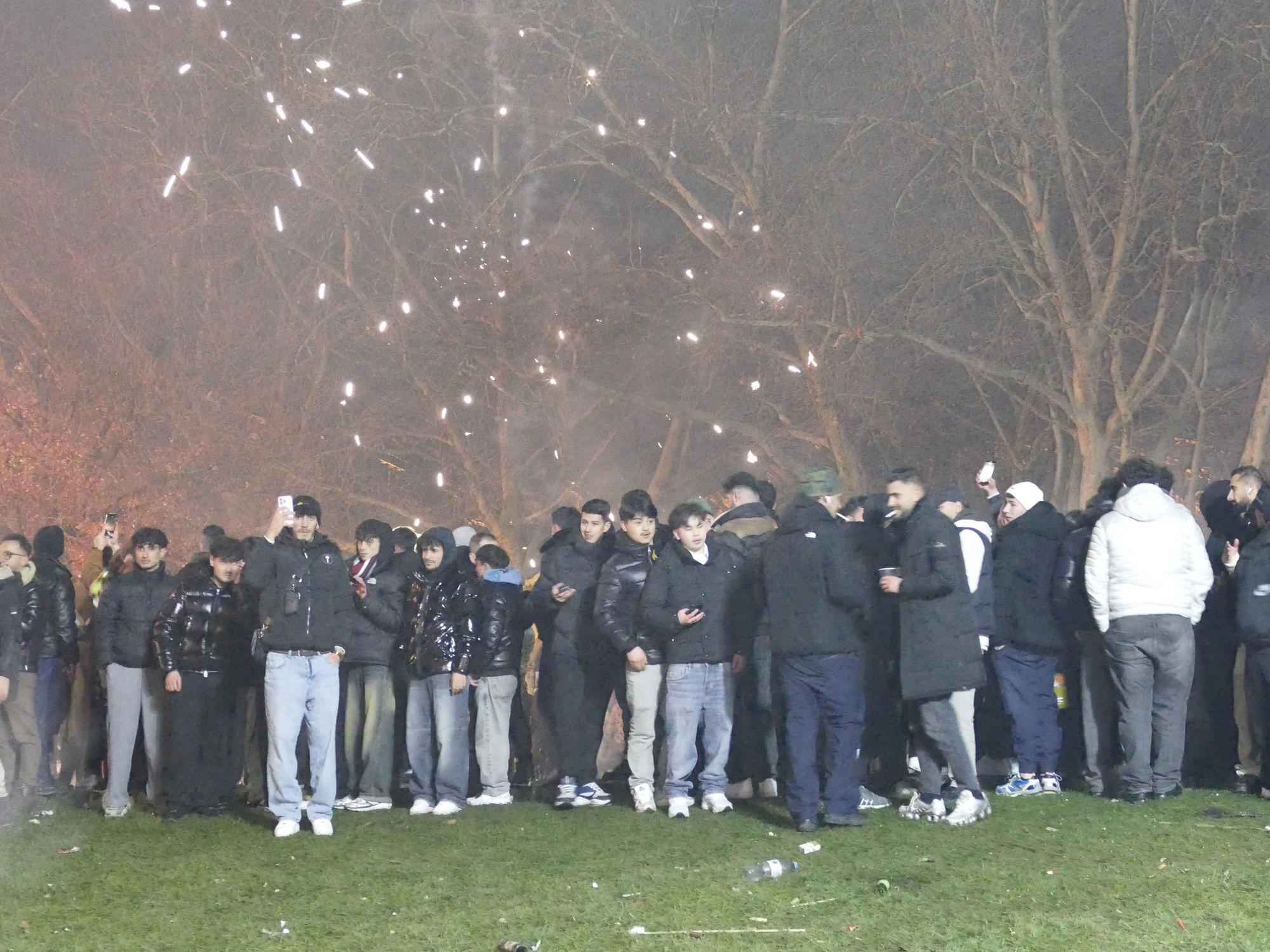 Menschen stehen in der Silvesternacht 2025 am überfüllten linken Rheinufer.