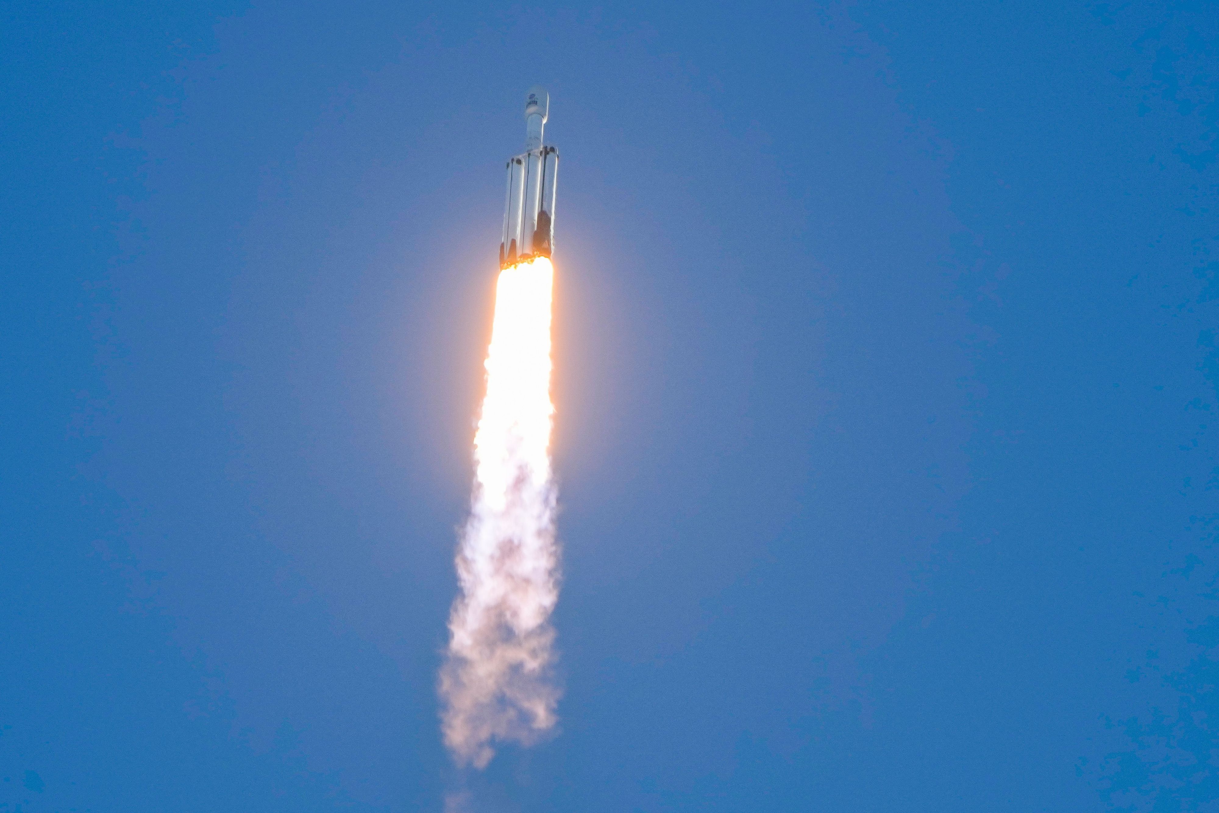 Eine Rakete hebt ab und fliegt ins Weltall