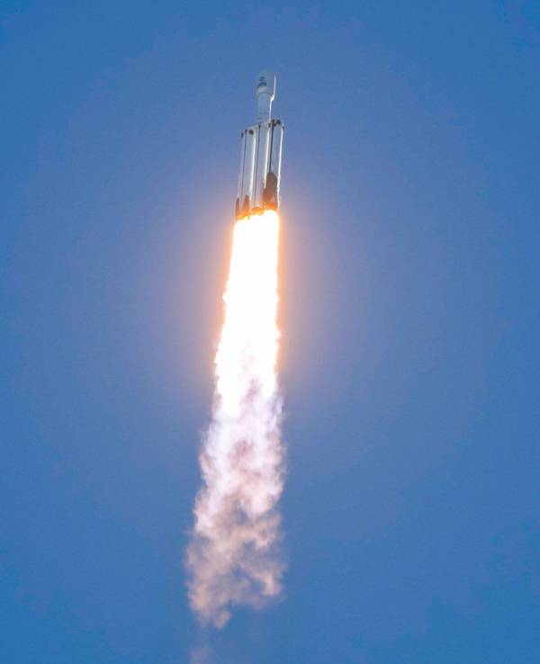 Eine Rakete hebt ab und fliegt ins Weltall