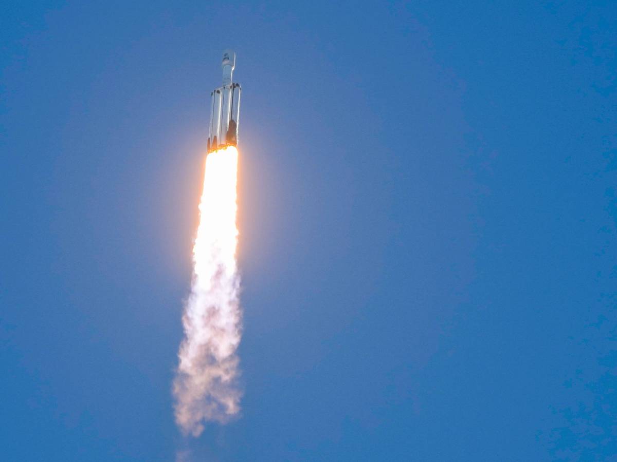 Eine Rakete hebt ab und fliegt ins Weltall