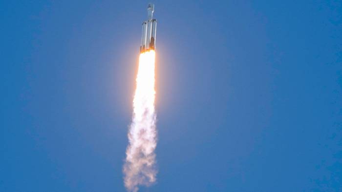Eine Rakete hebt ab und fliegt ins Weltall