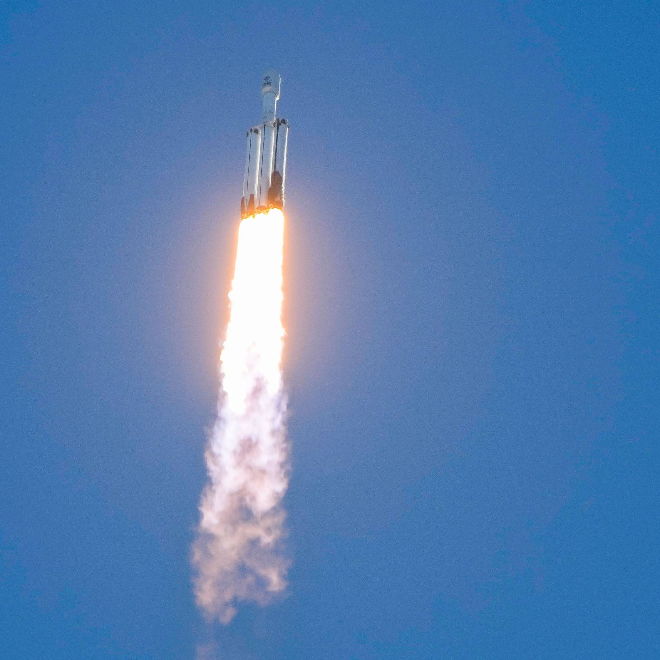 Eine Rakete hebt ab und fliegt ins Weltall