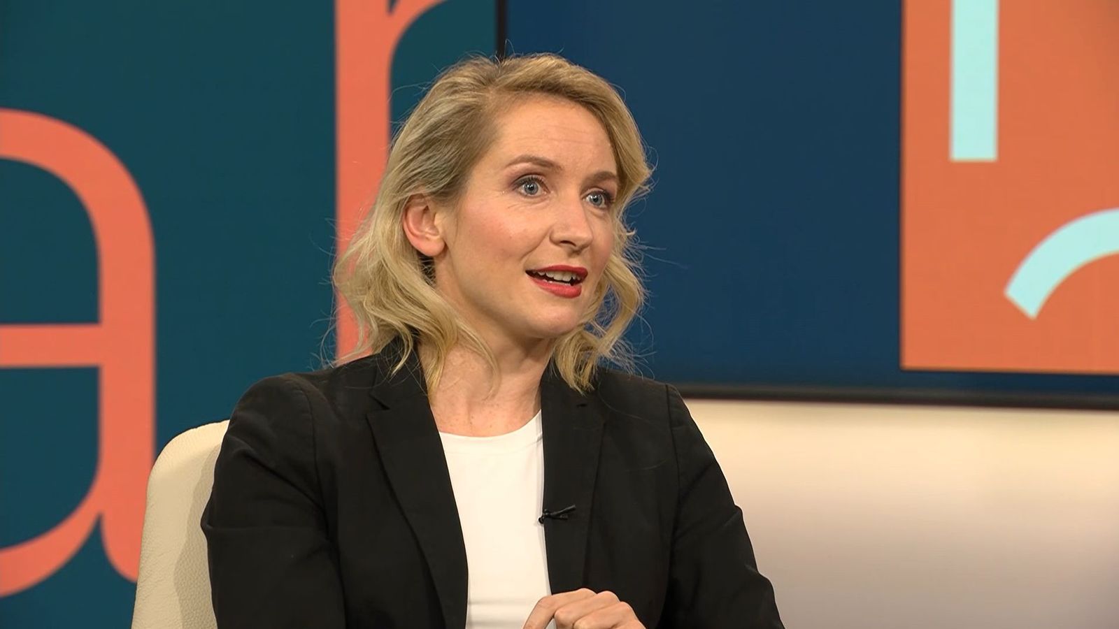 Linken-Parteivorsitzende Ines Schwerdtner äußerte sich im ntv-Talk „Pinar Atalay“ zu den verbalen Angriffen des Kanzlers. (Bild: RTL / ntv)