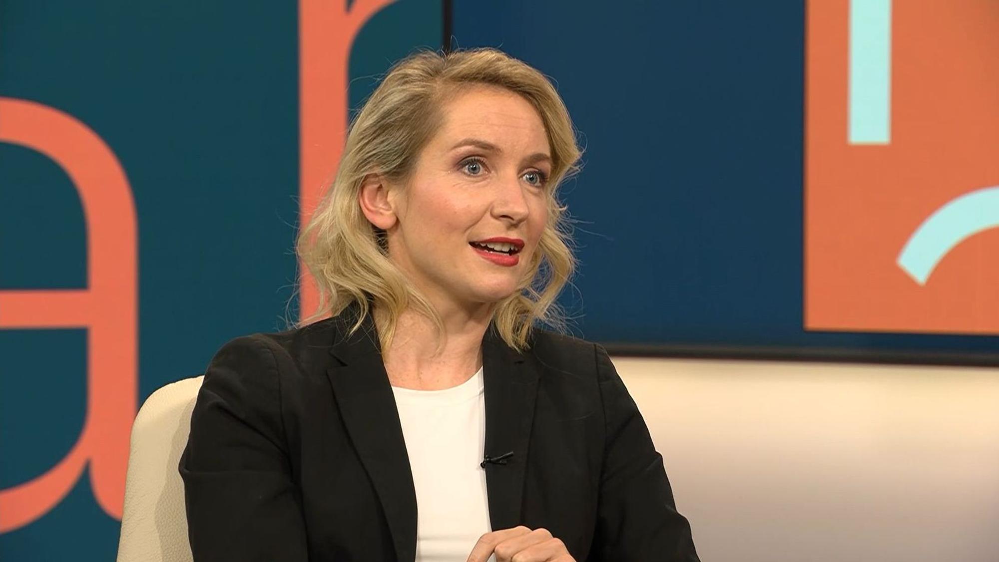 Linken-Parteivorsitzende Ines Schwerdtner äußerte sich im ntv-Talk „Pinar Atalay“ zu den verbalen Angriffen des Kanzlers. (Bild: RTL / ntv)