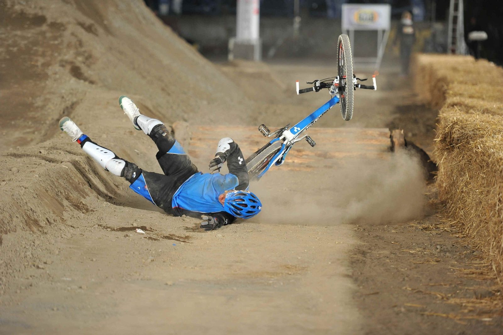 Seine Nehmer-Qualitäten waren bekannt, am 10. April 2010 wurden sie legendär. Bei seinem Sturz vom Mountainbike zog sich der „Schlag den Raab“-Gastgeber eine Gehirnerschütterung nebst Gedächtnisverlust sowie einen Bruch des Jochbeins und der Kieferhölenwand zu. (Bild: ProSieben / Willi Weber)