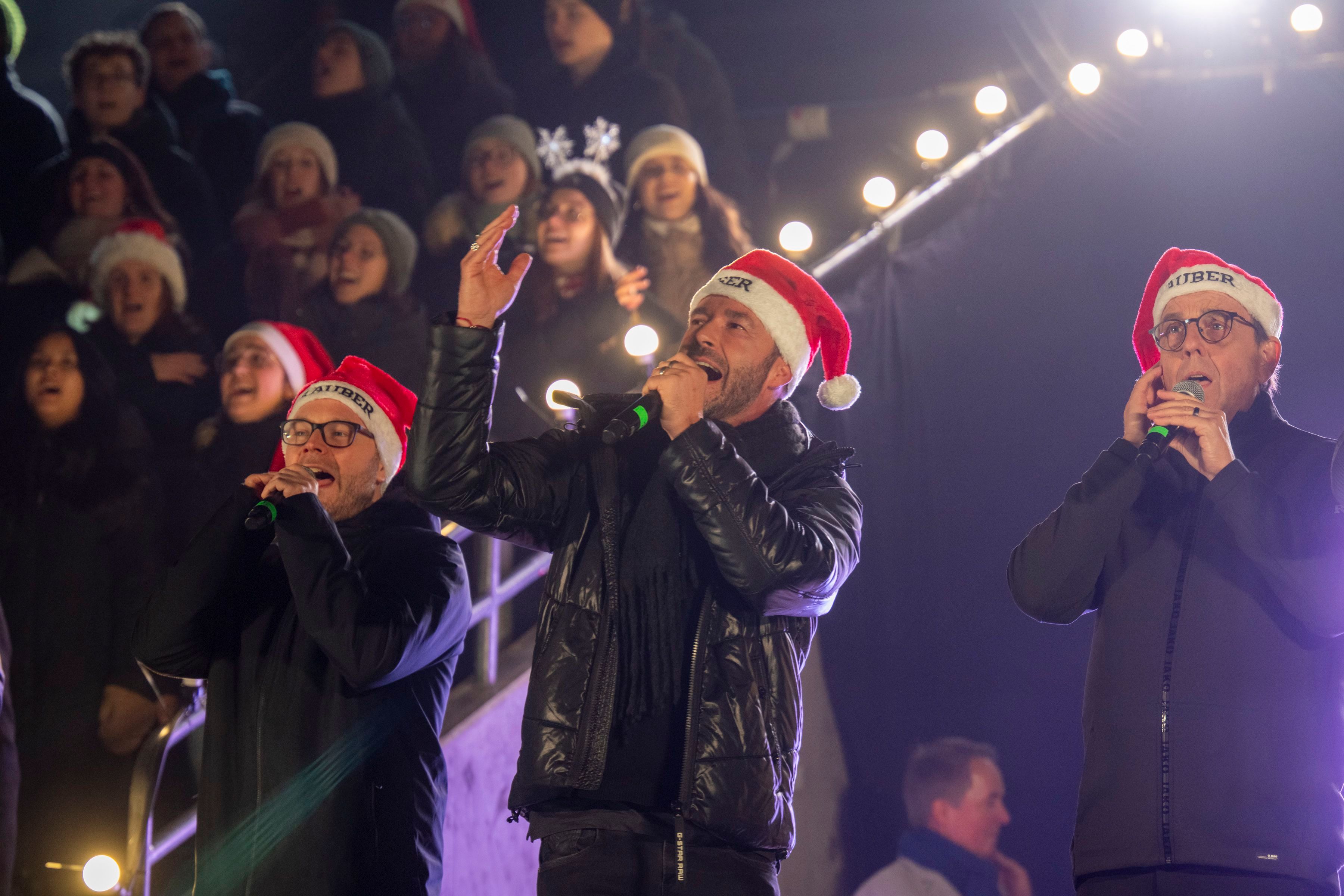 Die Mitsing-Veranstaltung „Loss mer Weihnachtsleeder singe“ begeistert im Rhein-Energie-Stadion.