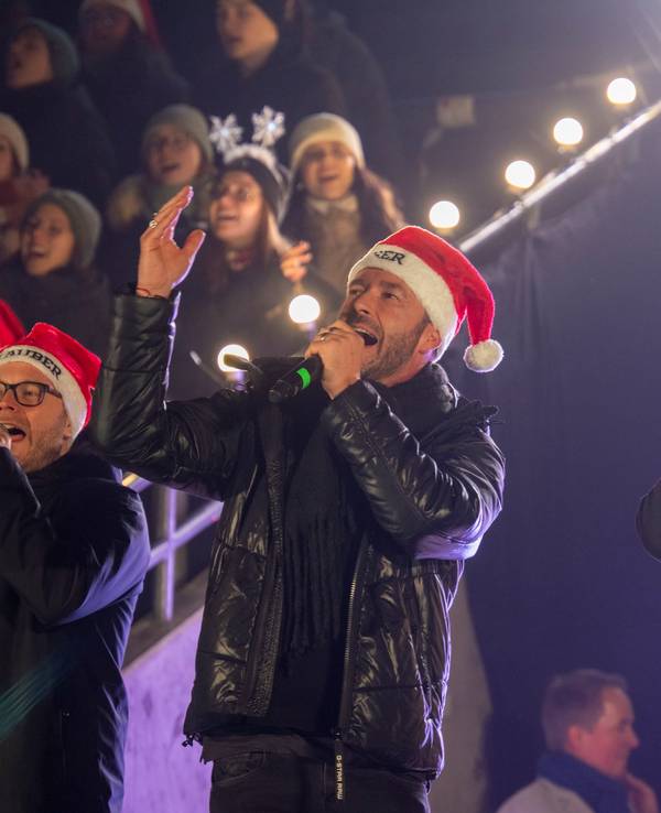 Die Mitsing-Veranstaltung „Loss mer Weihnachtsleeder singe“ begeistert im Rhein-Energie-Stadion.
