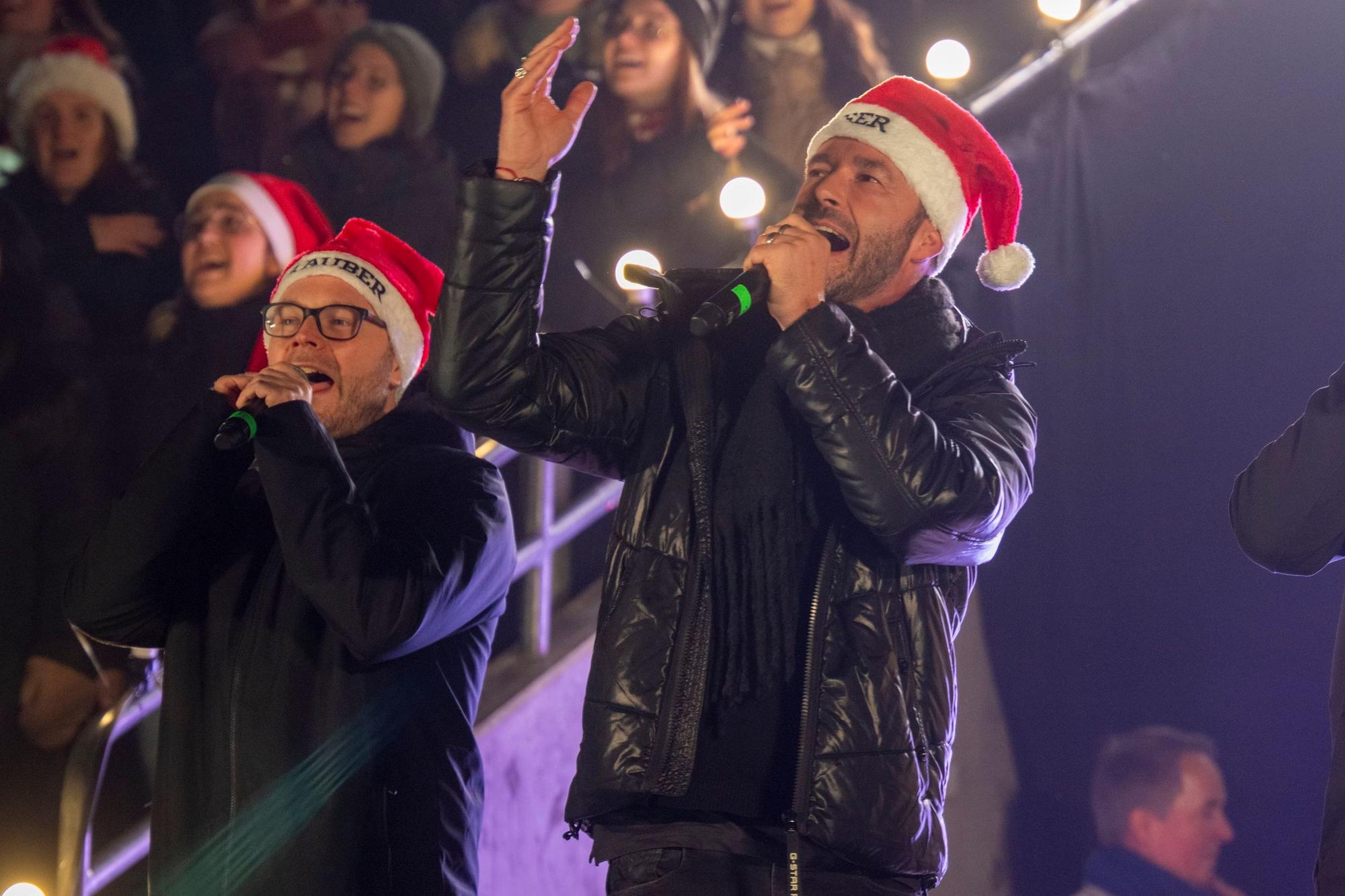 Die Mitsing-Veranstaltung „Loss mer Weihnachtsleeder singe“ begeistert im Rhein-Energie-Stadion.