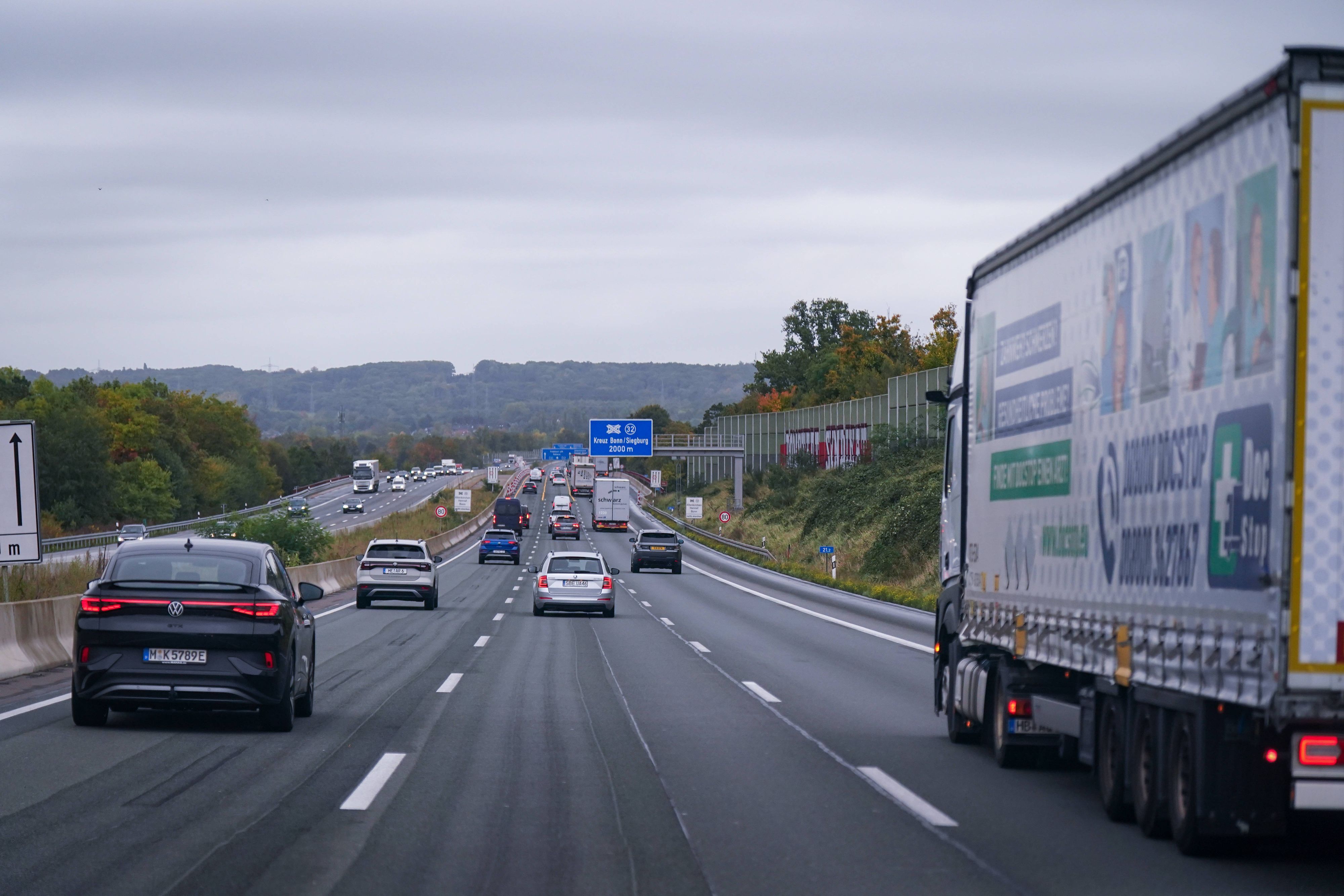 Autofahrer müssen am Autobahnkreuz Bonn-Nord mit Sperrungen rechnen. (Archivbild)