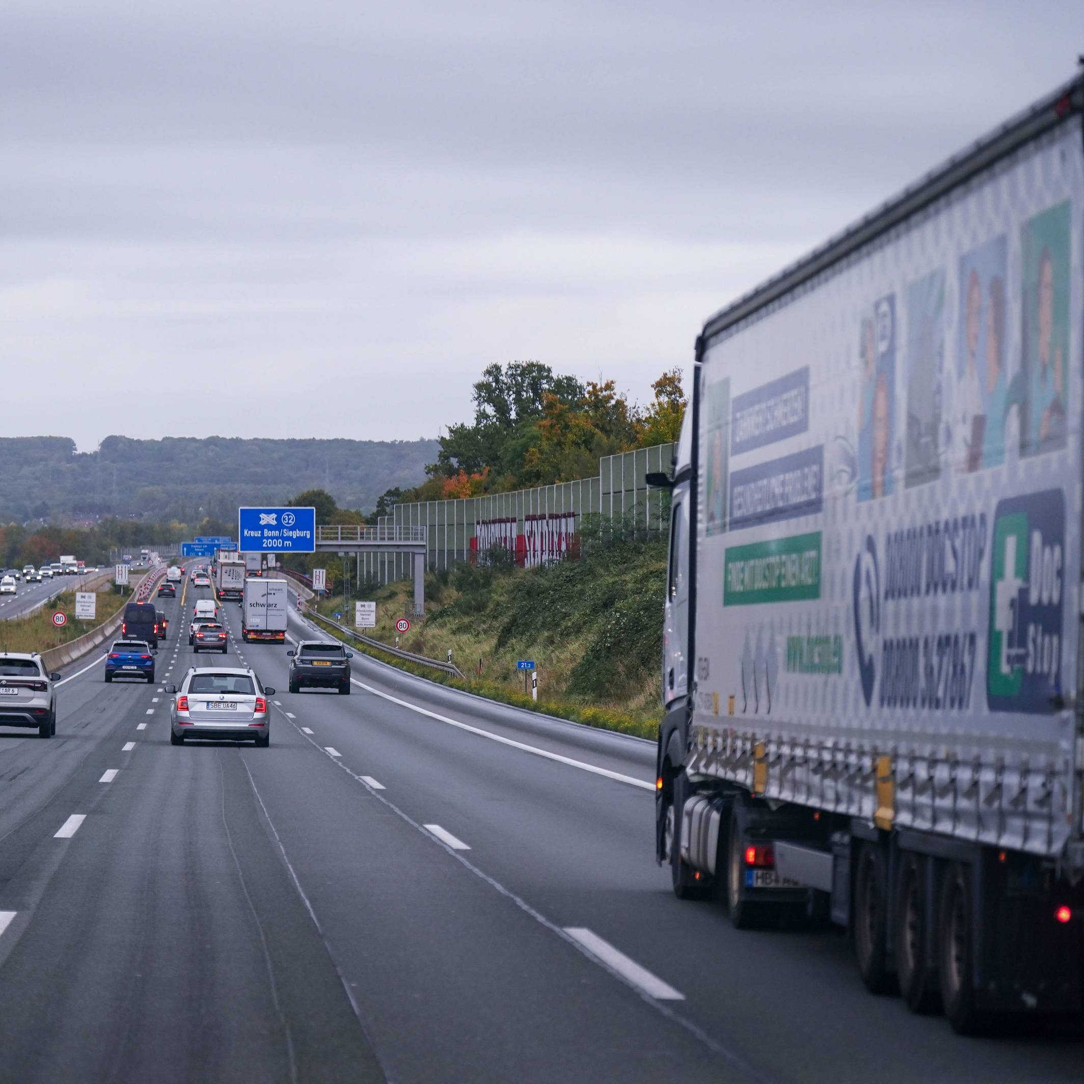 Autofahrer müssen am Autobahnkreuz Bonn-Nord mit Sperrungen rechnen. (Archivbild)