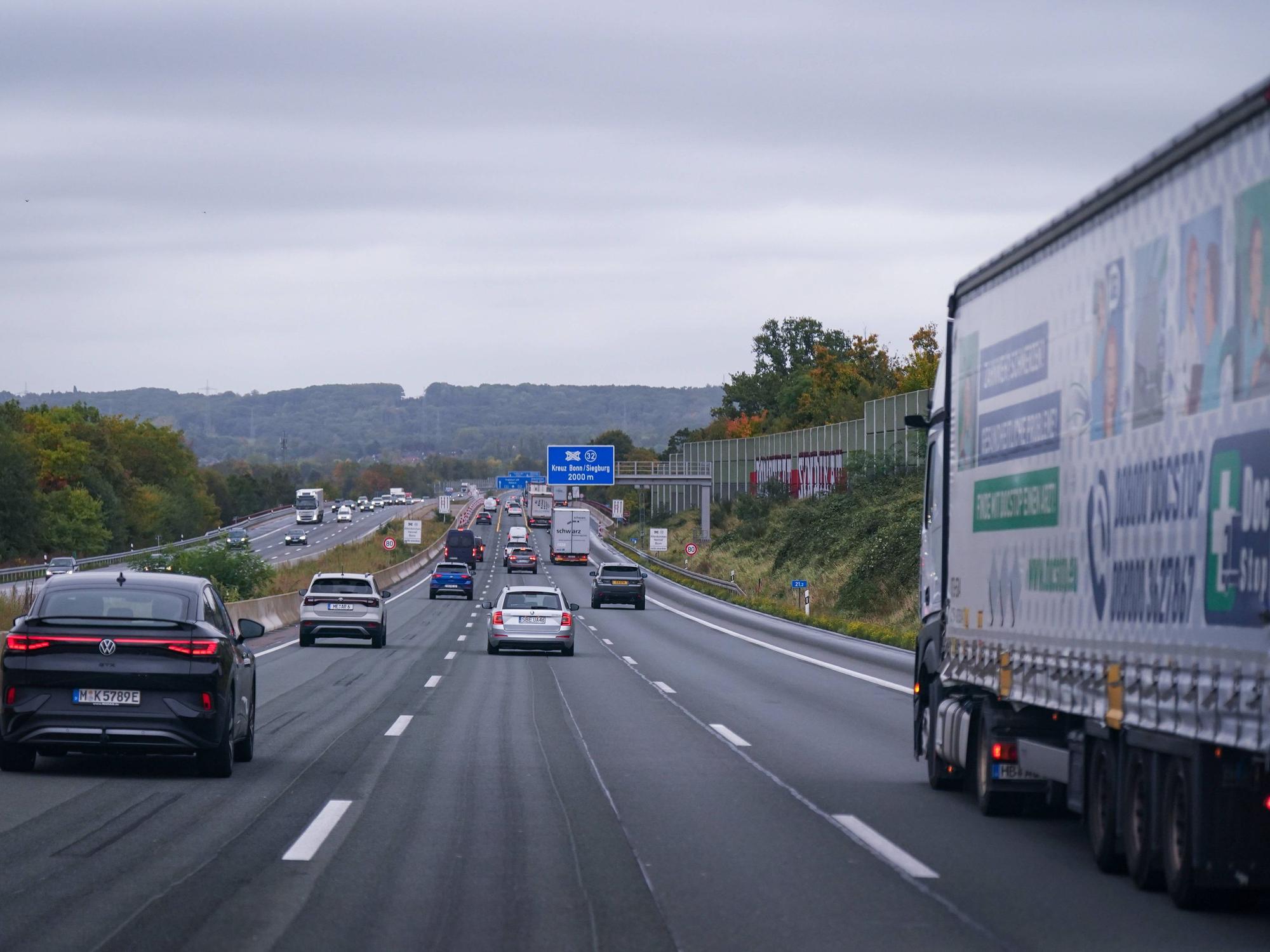 Autofahrer müssen am Autobahnkreuz Bonn-Nord mit Sperrungen rechnen. (Archivbild)