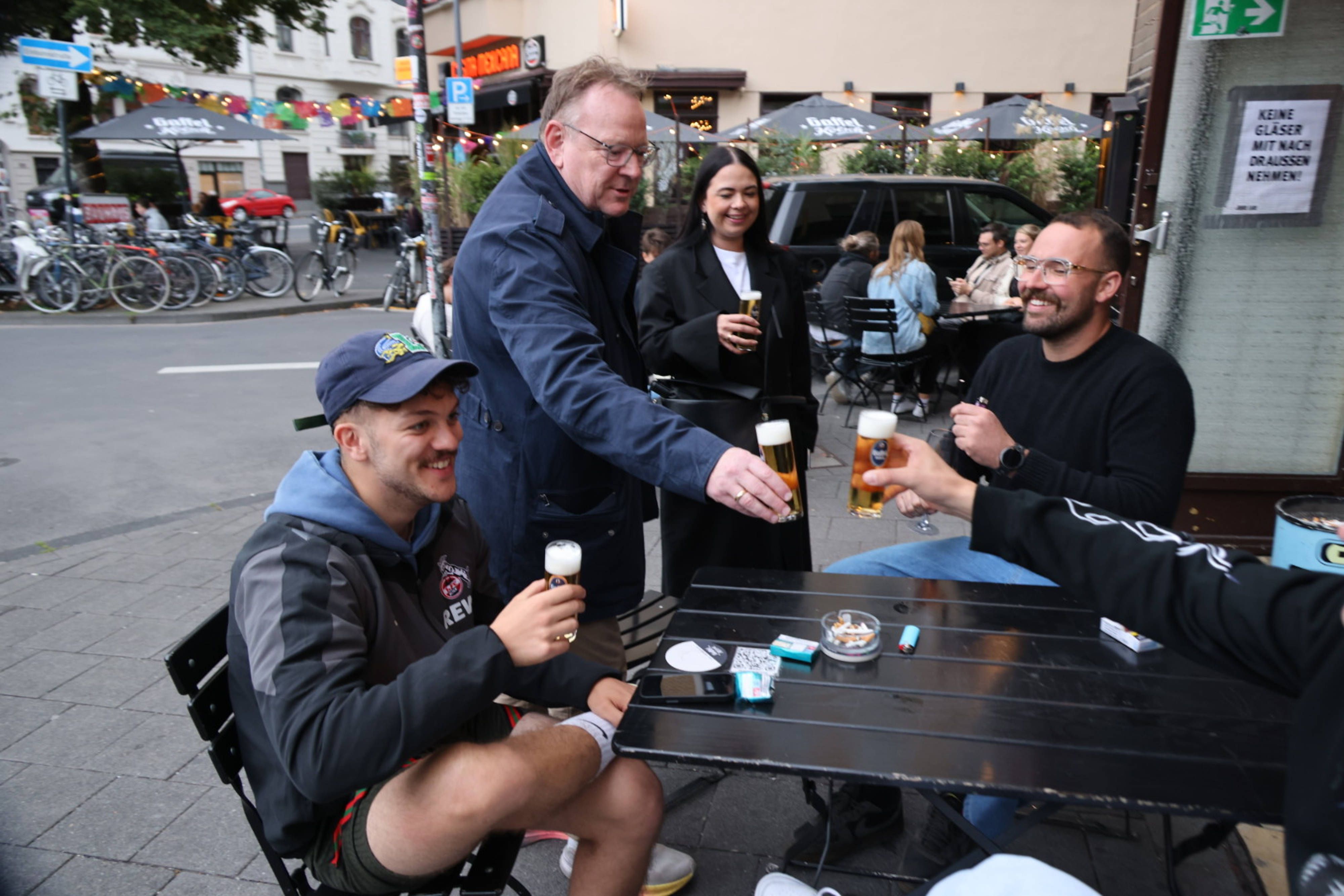 Kölns OB Torsten Burmester (SPD) ging im vergangenen Jahr auf Kneipentour im Belgischen Viertel, um für die Kommunalwahl Stimmen zu fangen.
