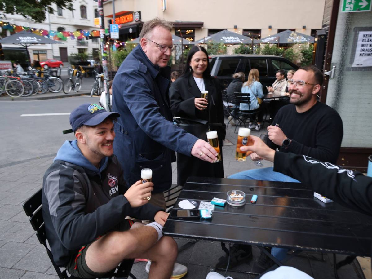 Kölns OB Torsten Burmester (SPD) ging im vergangenen Jahr auf Kneipentour im Belgischen Viertel, um für die Kommunalwahl Stimmen zu fangen.