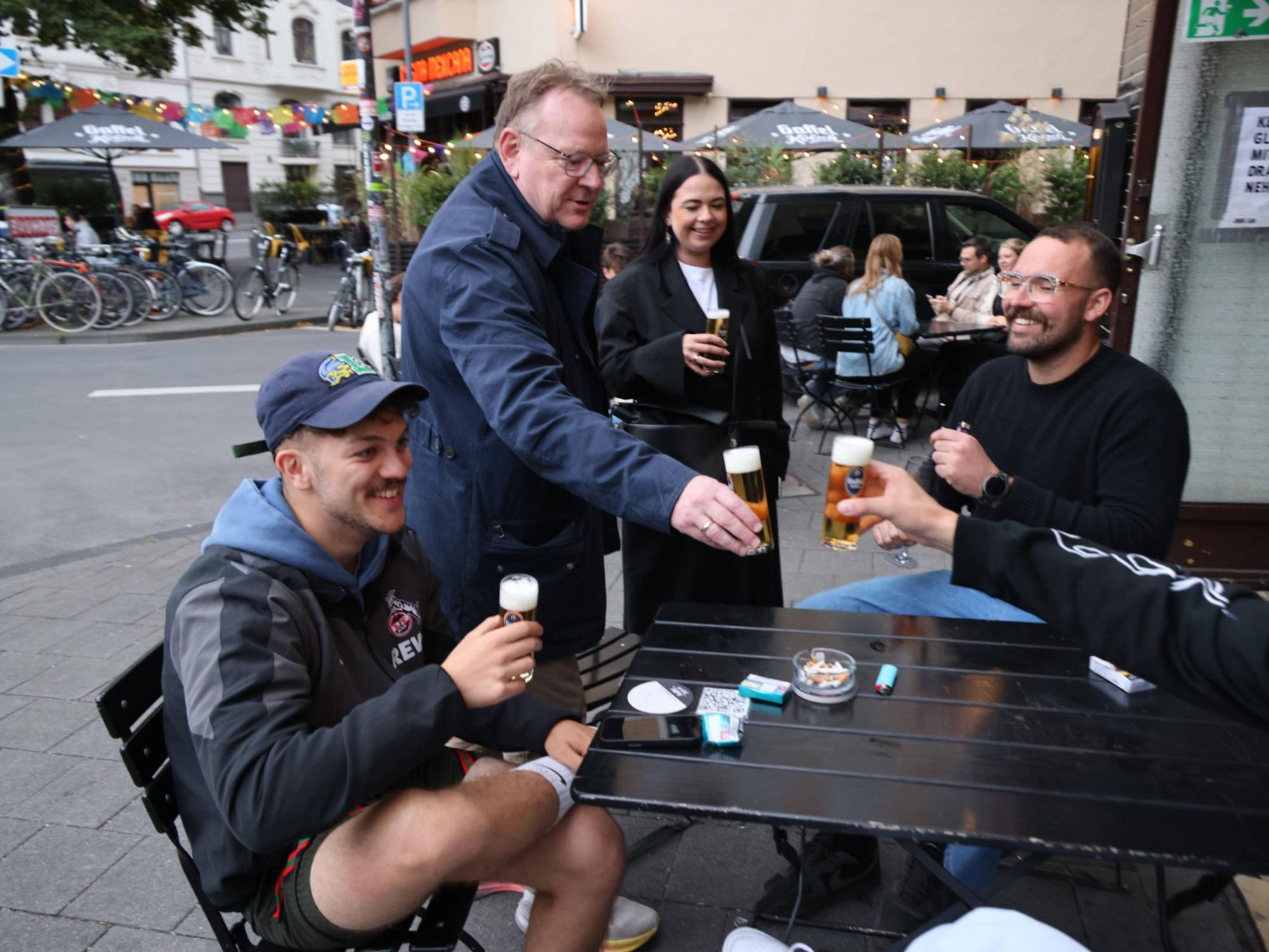 Kölns OB Torsten Burmester (SPD) ging im vergangenen Jahr auf Kneipentour im Belgischen Viertel, um für die Kommunalwahl Stimmen zu fangen.