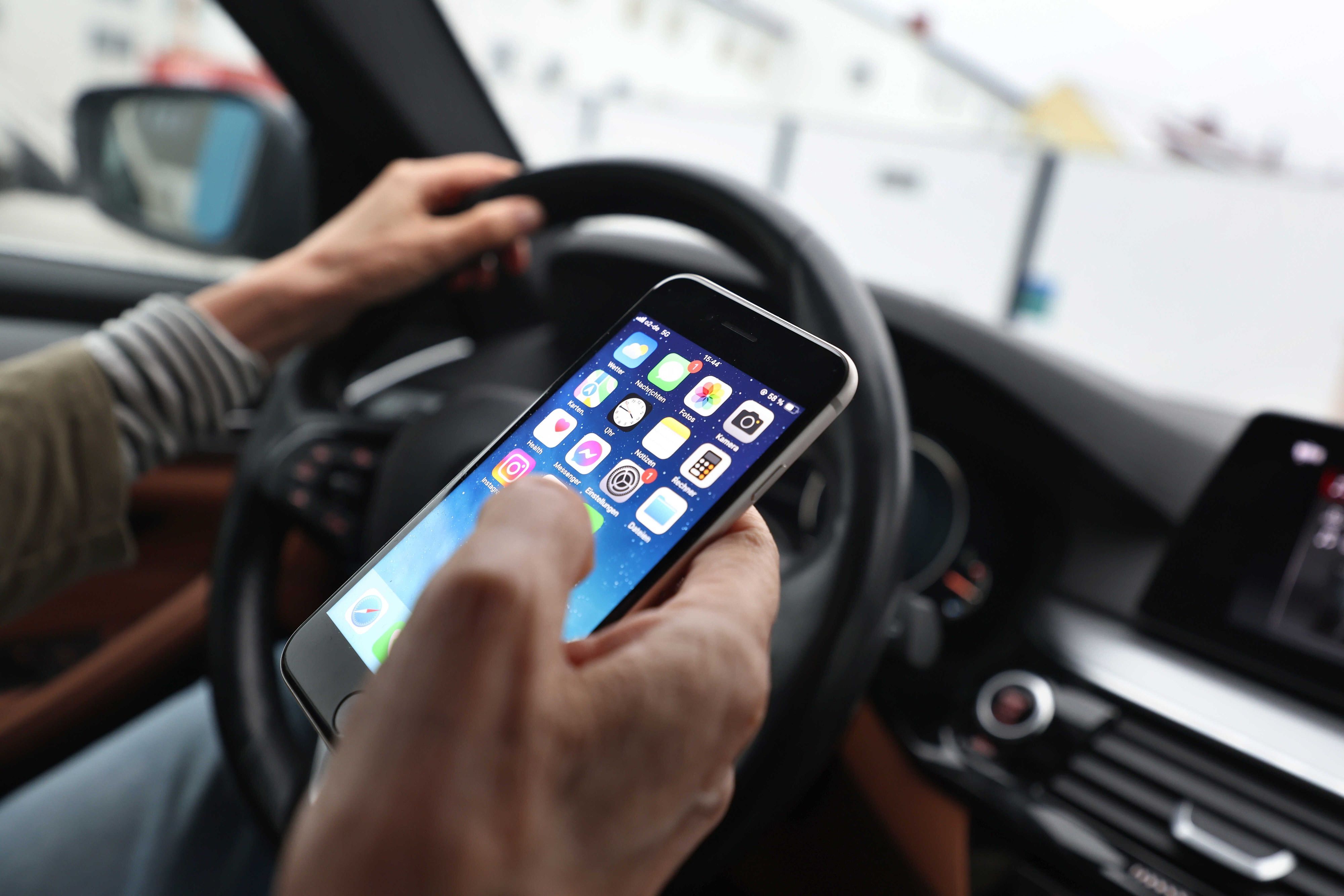 Gefährliche Ablenkung durchs Smartphone: Ein Blick aufs Handy kann sekundenlange Unaufmerksamkeit bedeuten.