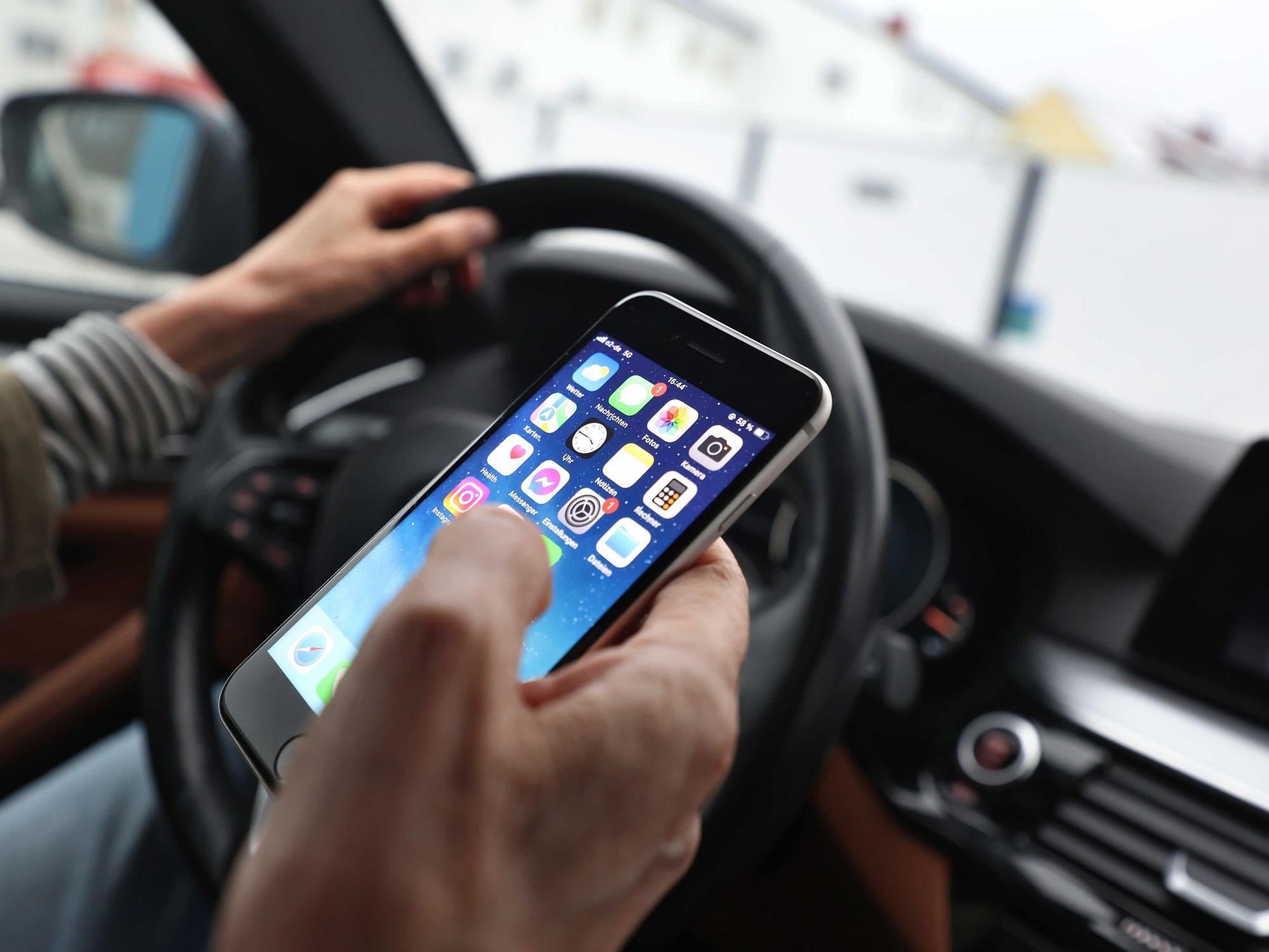 Gefährliche Ablenkung durchs Smartphone: Ein Blick aufs Handy kann sekundenlange Unaufmerksamkeit bedeuten.