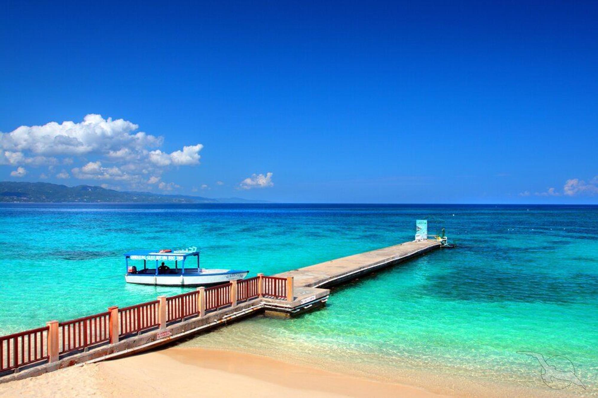 Seebrücke mit Glasbodenboot in Montego Bay, Jamaika.