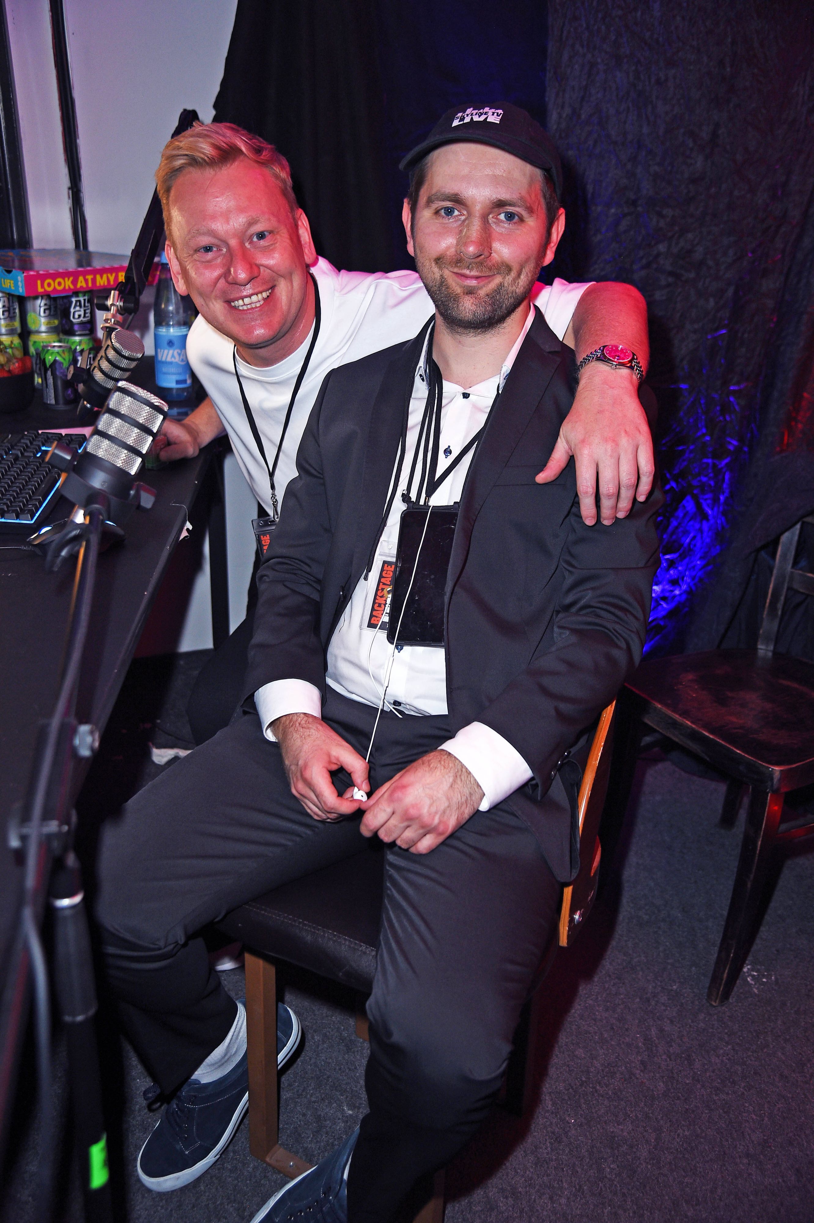 Jens Knossi Knossalla und  Adam Wolke bei den 9:16 AWARDS im Deutschen Schauspielhaus in Hamburg im Jahr 2024.