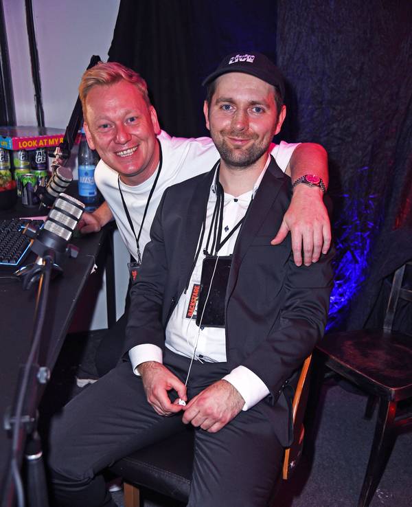 Jens Knossi Knossalla und Adam Wolke bei den 9:16 AWARDS im Deutschen Schauspielhaus in Hamburg im Jahr 2024.