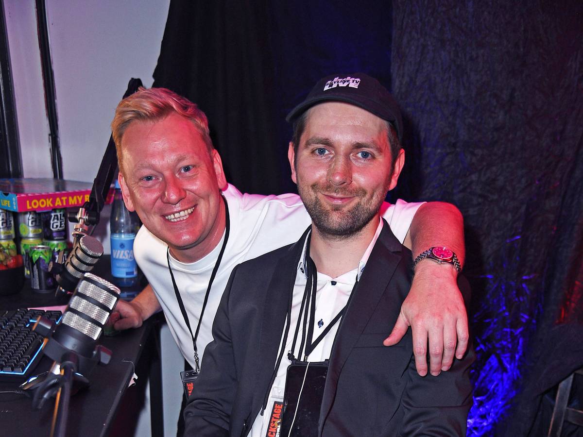 Jens Knossi Knossalla und Adam Wolke bei den 9:16 AWARDS im Deutschen Schauspielhaus in Hamburg im Jahr 2024.