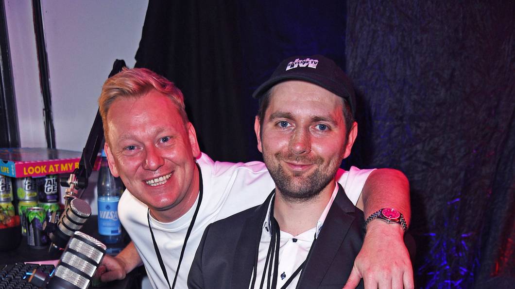 Jens Knossi Knossalla und Adam Wolke bei den 9:16 AWARDS im Deutschen Schauspielhaus in Hamburg im Jahr 2024.