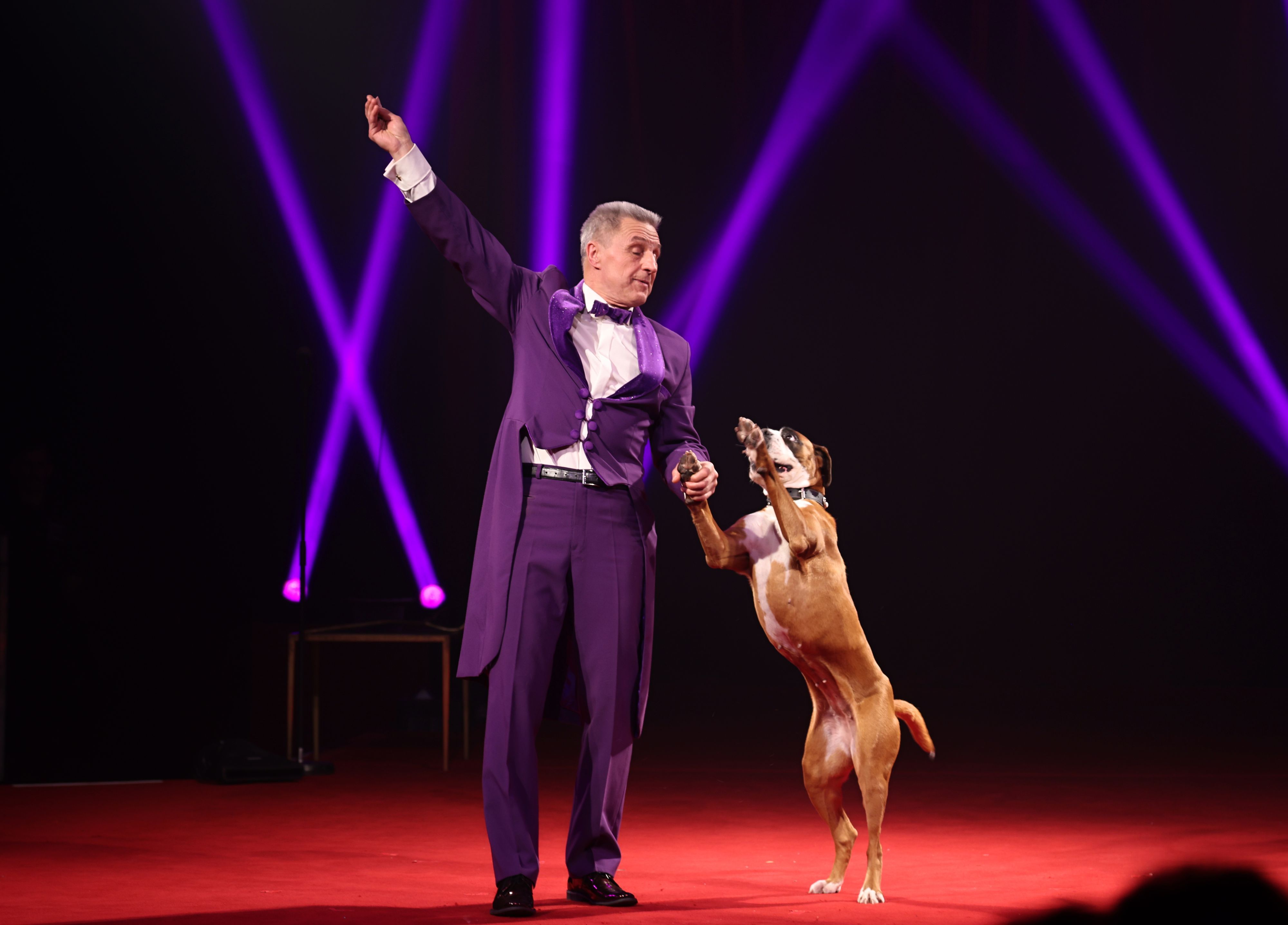 Leonid Beljakov mit Hund in der Manege.