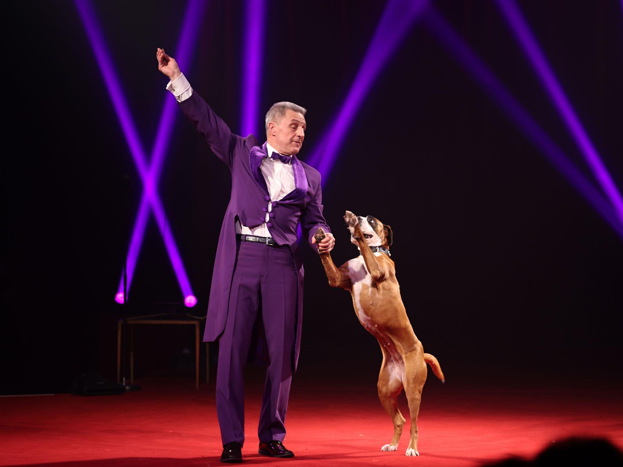 Leonid Beljakov mit Hund in der Manege.