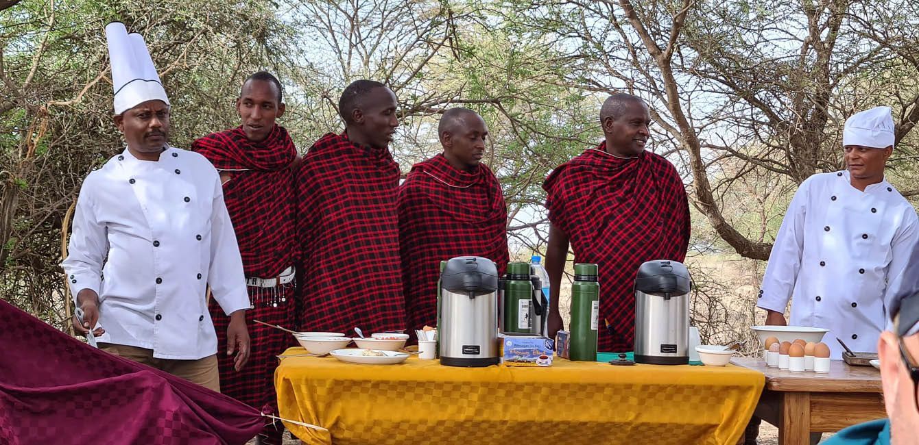 Frühstück im Camp in der Savanne mit Koch und Maasai.