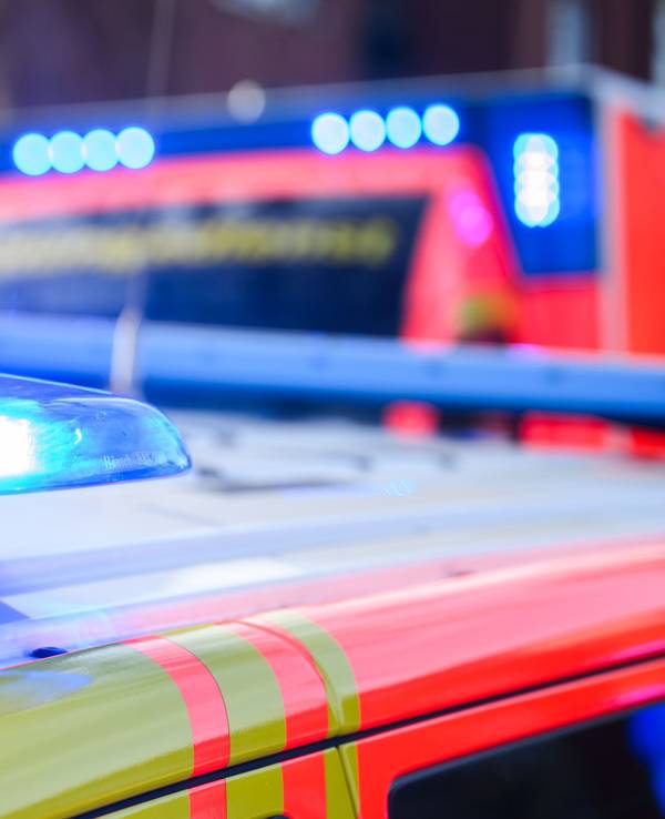 Passanten und Passantinnen alarmierten den Notruf, da ein augenscheinlich verletzter Mann vor einem Drogeriemarkt auf dem Bonner Talweg lag. (Symbolfoto)